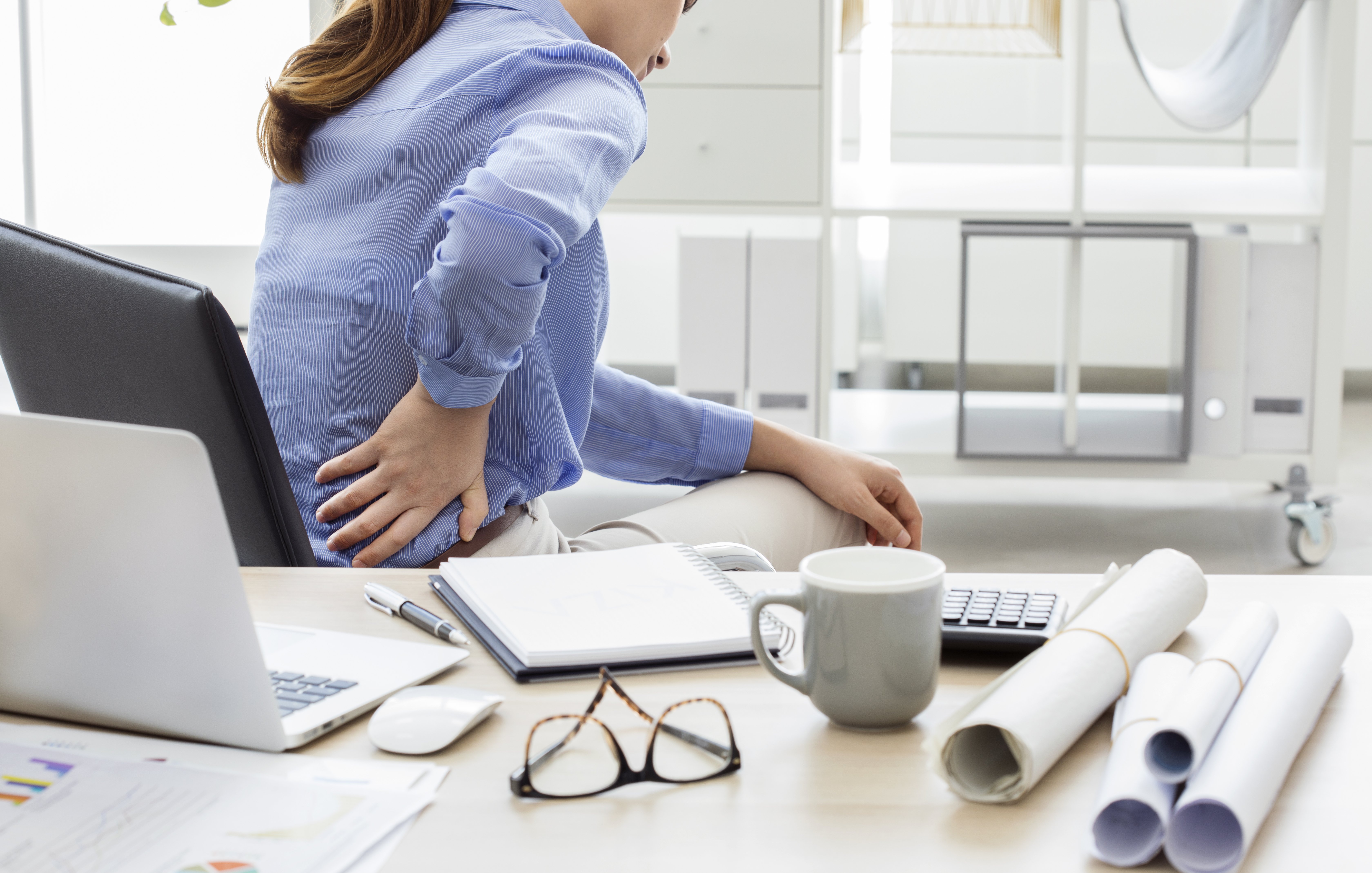 Mujer con dolor de espalda. Fuente: Shutterstock