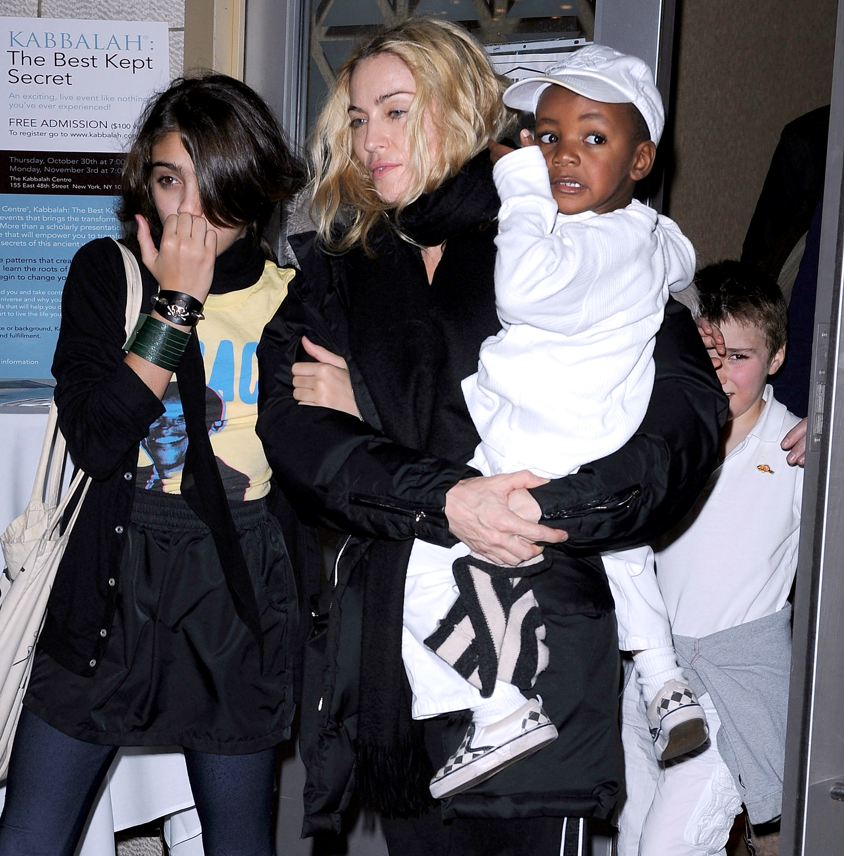 Madonna con sus hijos Lourdes "Lola" Leon, David Banda y Rocco Ritchie el 24 de octubre de 2008 en Nueva York | Foto: Getty Images