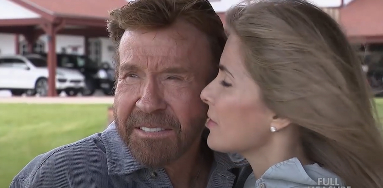 Captura de pantalla de Gena O'Kelly y Chuck Norris de un vídeo de YouTube del 12 de junio de 2017. | Fuente: YouTube/ Full Measure with Sharyl Attkisson