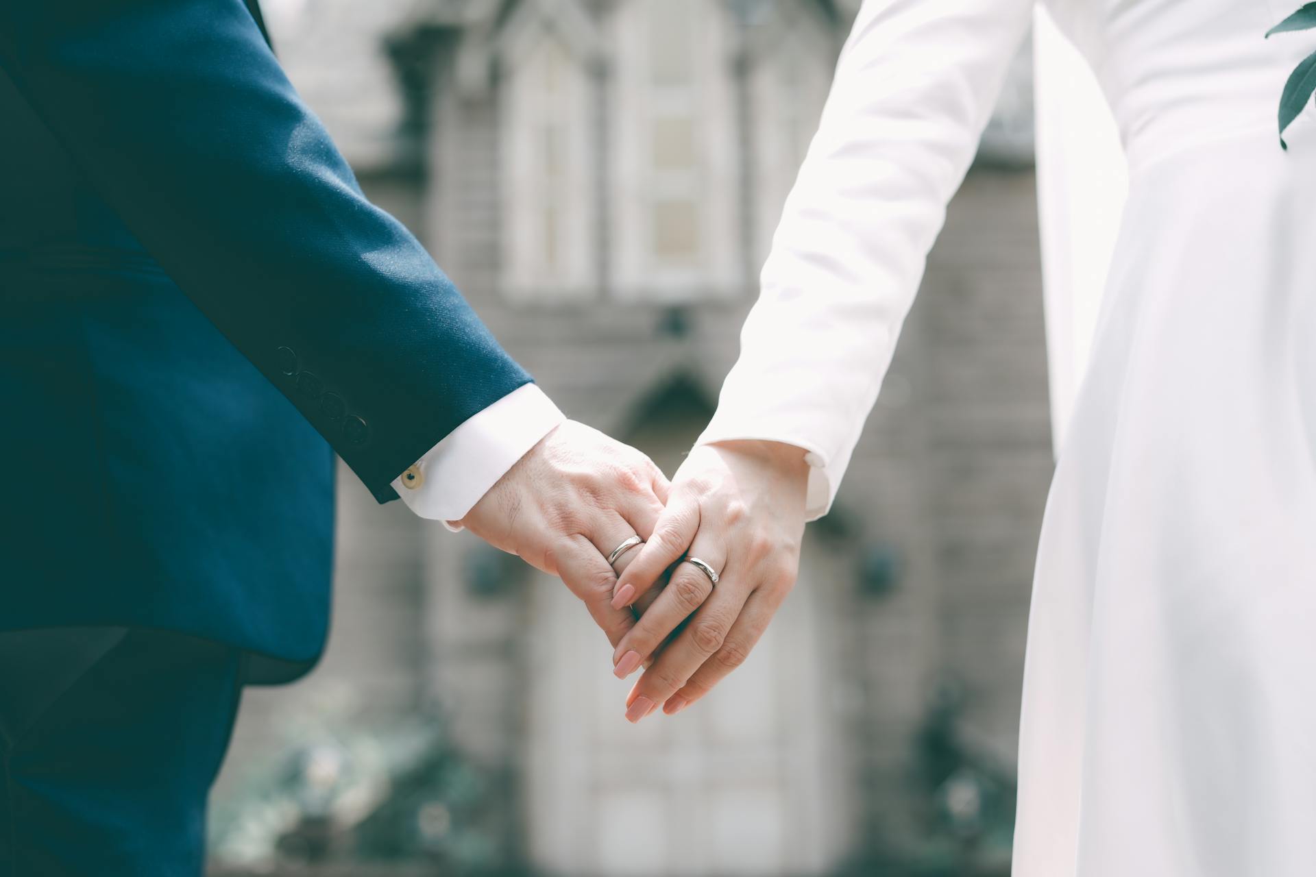 Una pareja cogida de la mano en su gran día | Fuente: Pexels