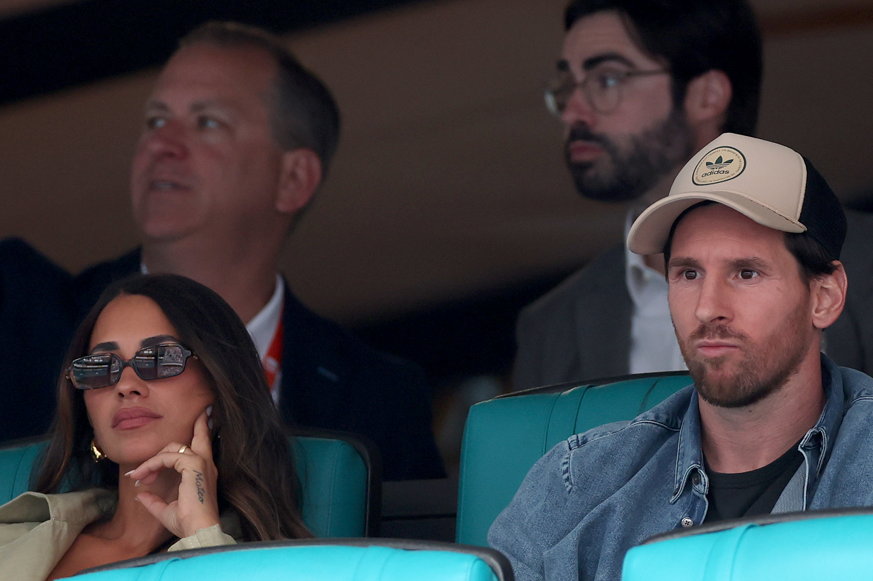 Antonela Roccuzzo y Lionel Messi observan el partido entre Novak Djokovic de Serbia y Grigor Dimitrov de Bulgaria durante las semifinales del Abierto de Miami presentado por Itaú en el Hard Rock Stadium el 28 de marzo de 2025 en Miami Gardens, Florida. | Fuente: Getty Images