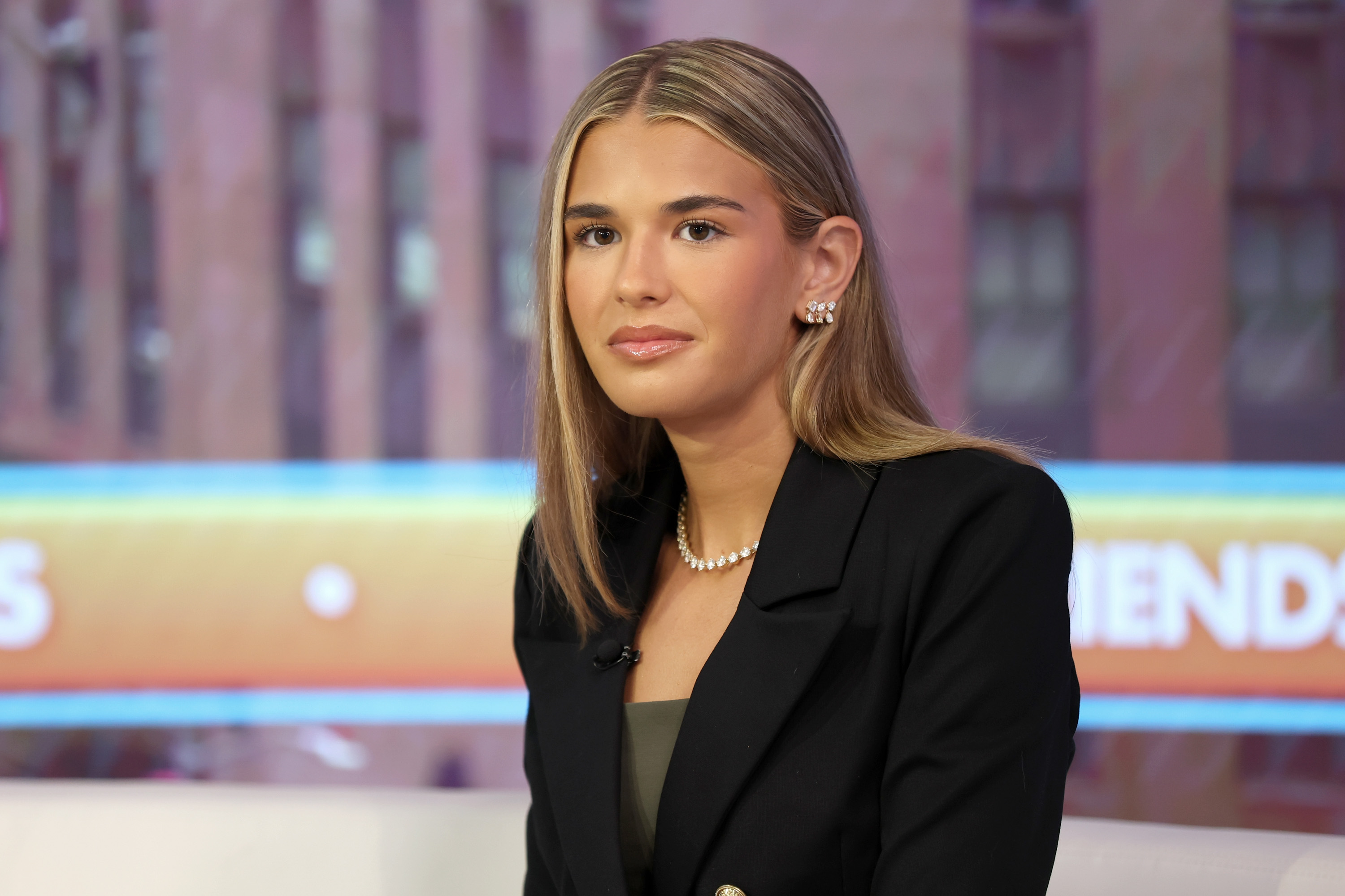 Kai Trump aparece en el programa «Fox & Friends» en los estudios de Fox News Channel, en Nueva York, el 16 de julio de 2026. La joven golfista reveló más tarde que una lesión que sufrió durante su primer torneo de la temporada le provocó un contratiempo médico inesperado. | Fuente: Getty Images