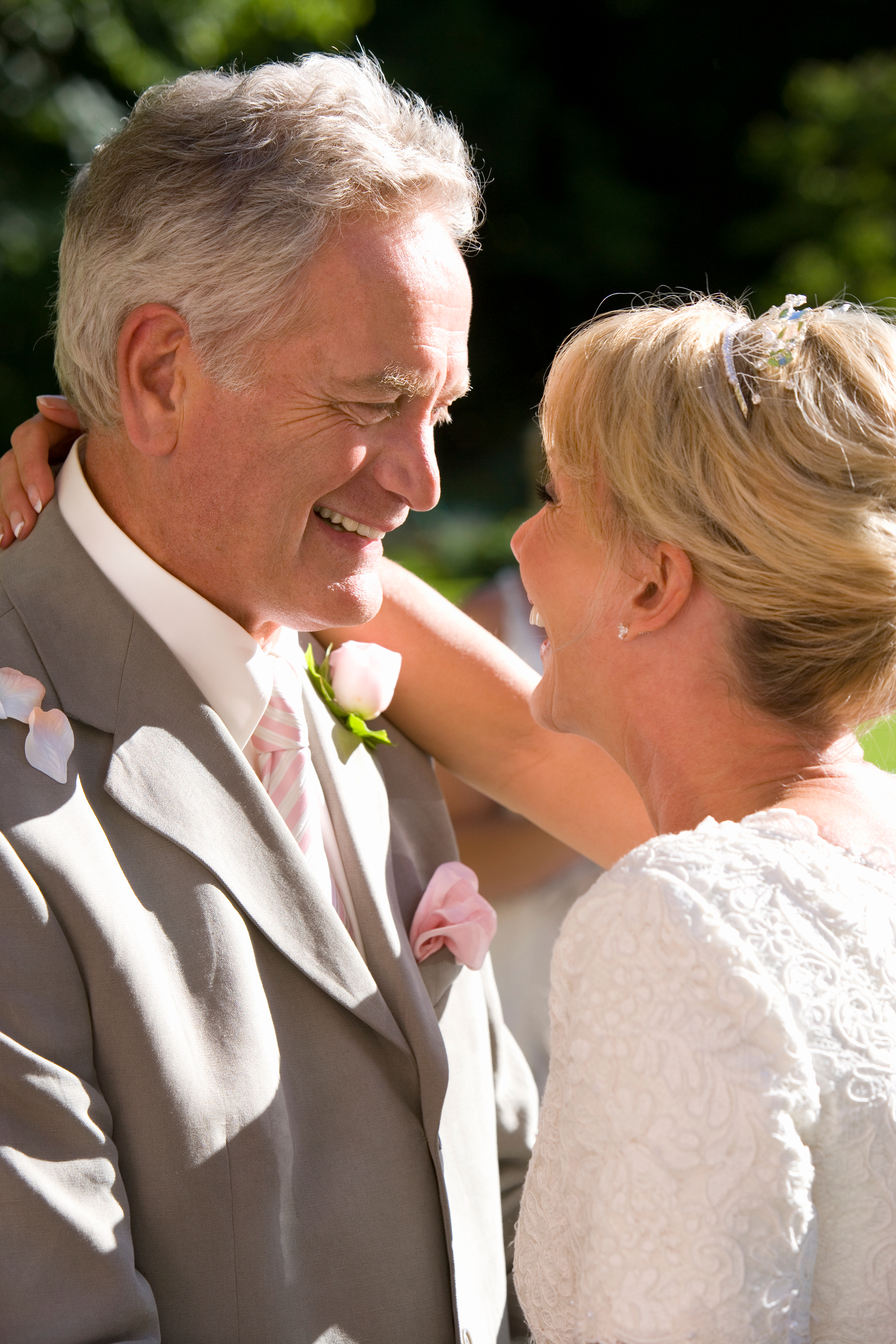 Pareja de ancianos abrazándose durante una boda | Foto: Shutterstock