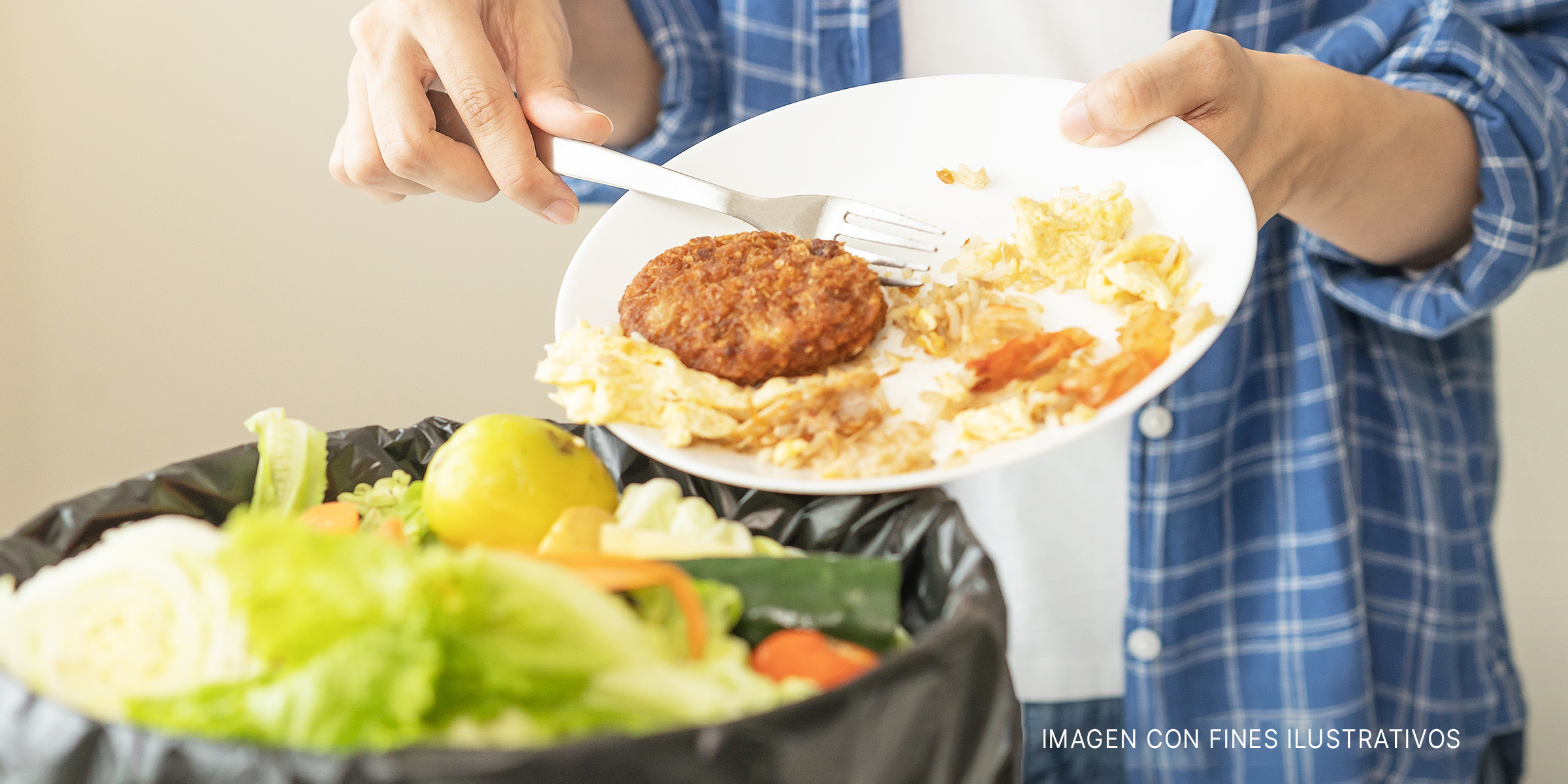 Persona bota comida | Foto: Shutterstock