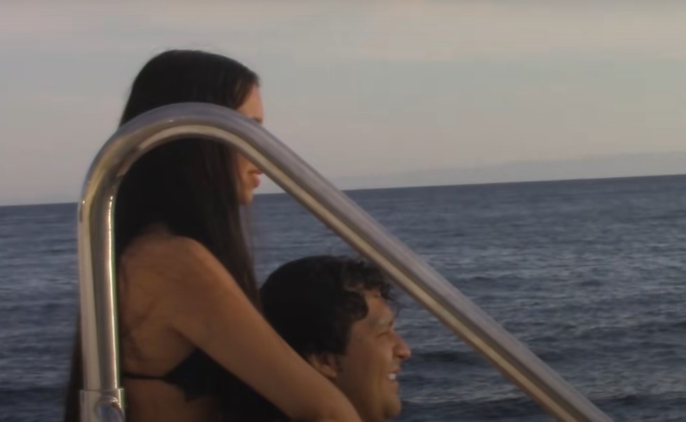 Ángela Aguilar y Nodal en el video de "El Equivocado". | YouTube/Angela Aguilar Oficial