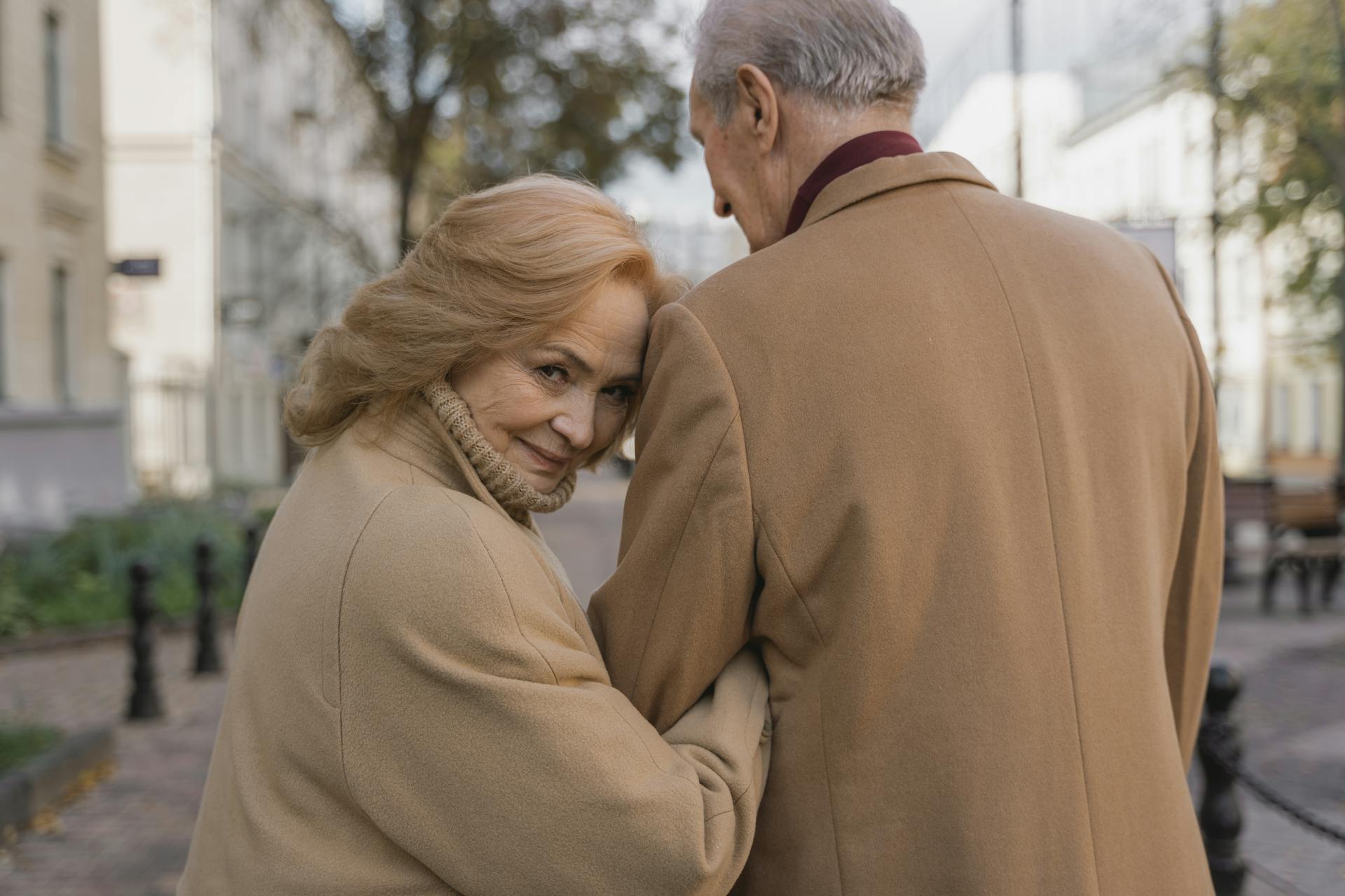 Una mujer feliz mirando hacia atrás mientras pasea con un hombre | Fuente: Pexels