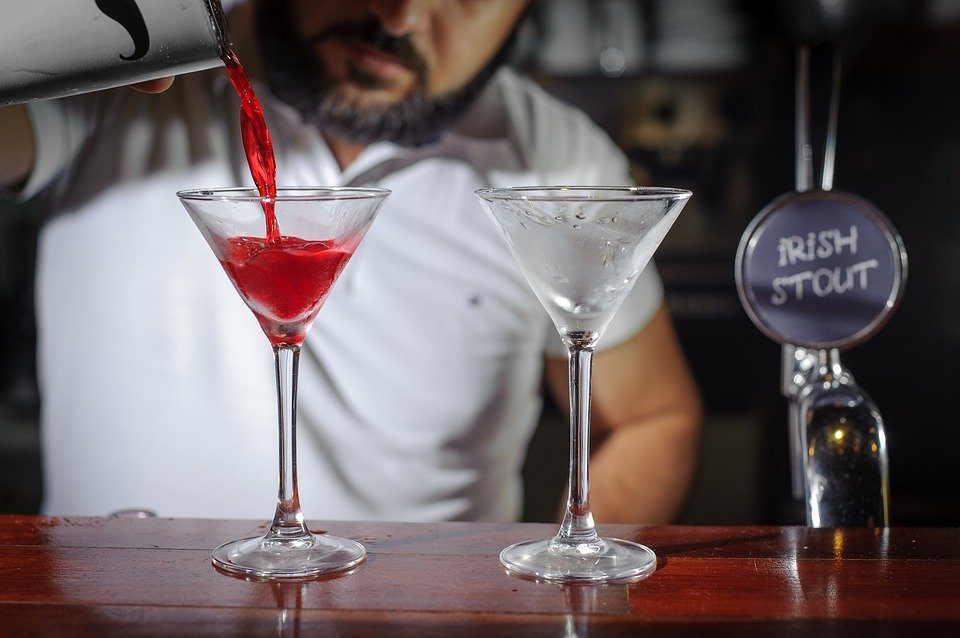 Cantinero sirviendo un trago en la barra del bar. | Foto: Pixabay