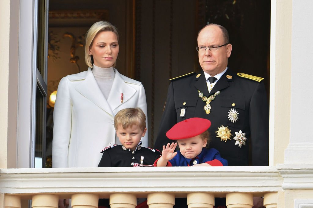 El príncipe Albert II y la princesa Charlene de Mónaco con sus hijos el 19 de noviembre de 2018 en Montecarlo, Mónaco. I Foto: Getty Images.