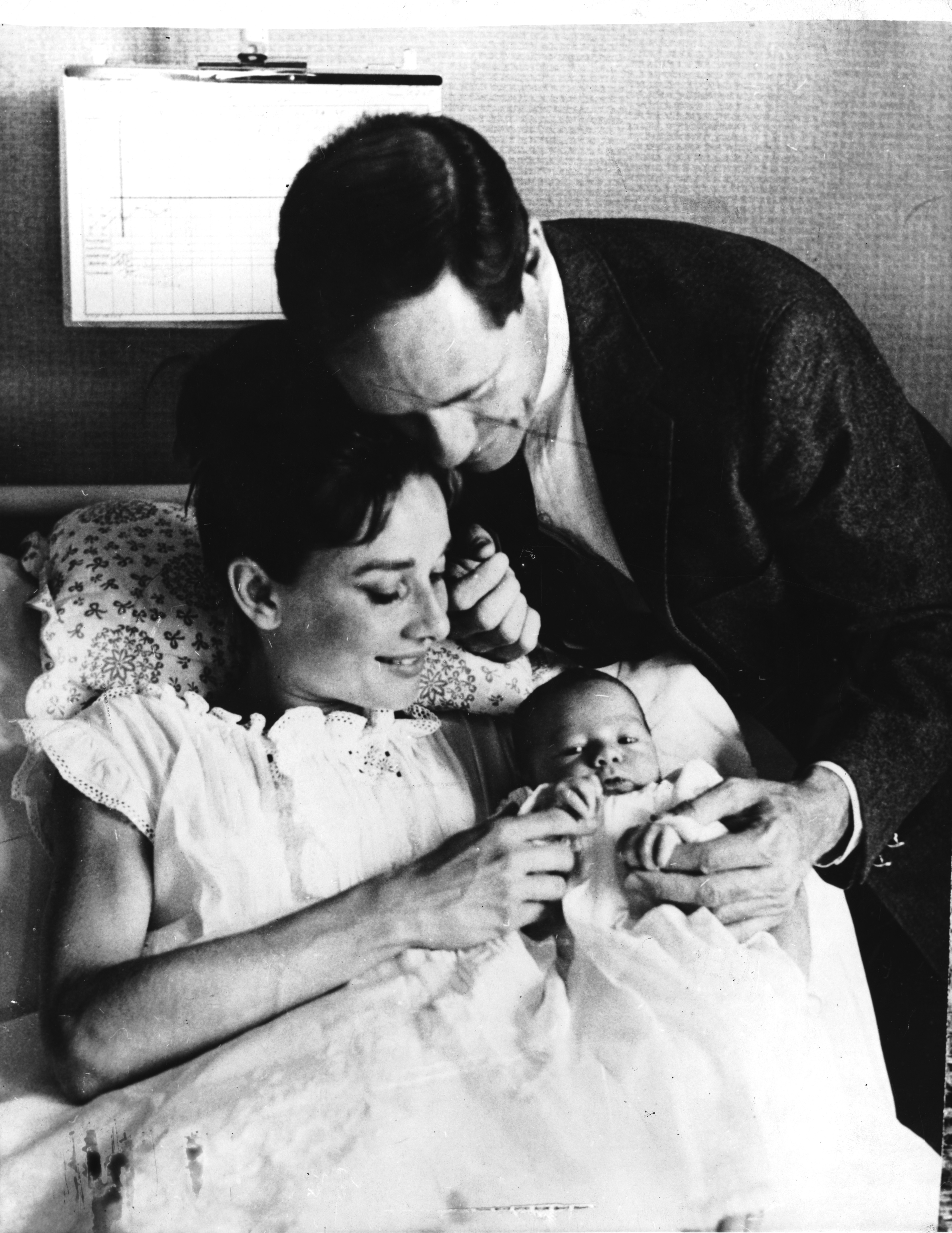 Audrey Hepburn y Mel Ferrer fotografiados con su hijo Sean en Suiza el 20 de julio de 1960. | Fuente: Getty Images