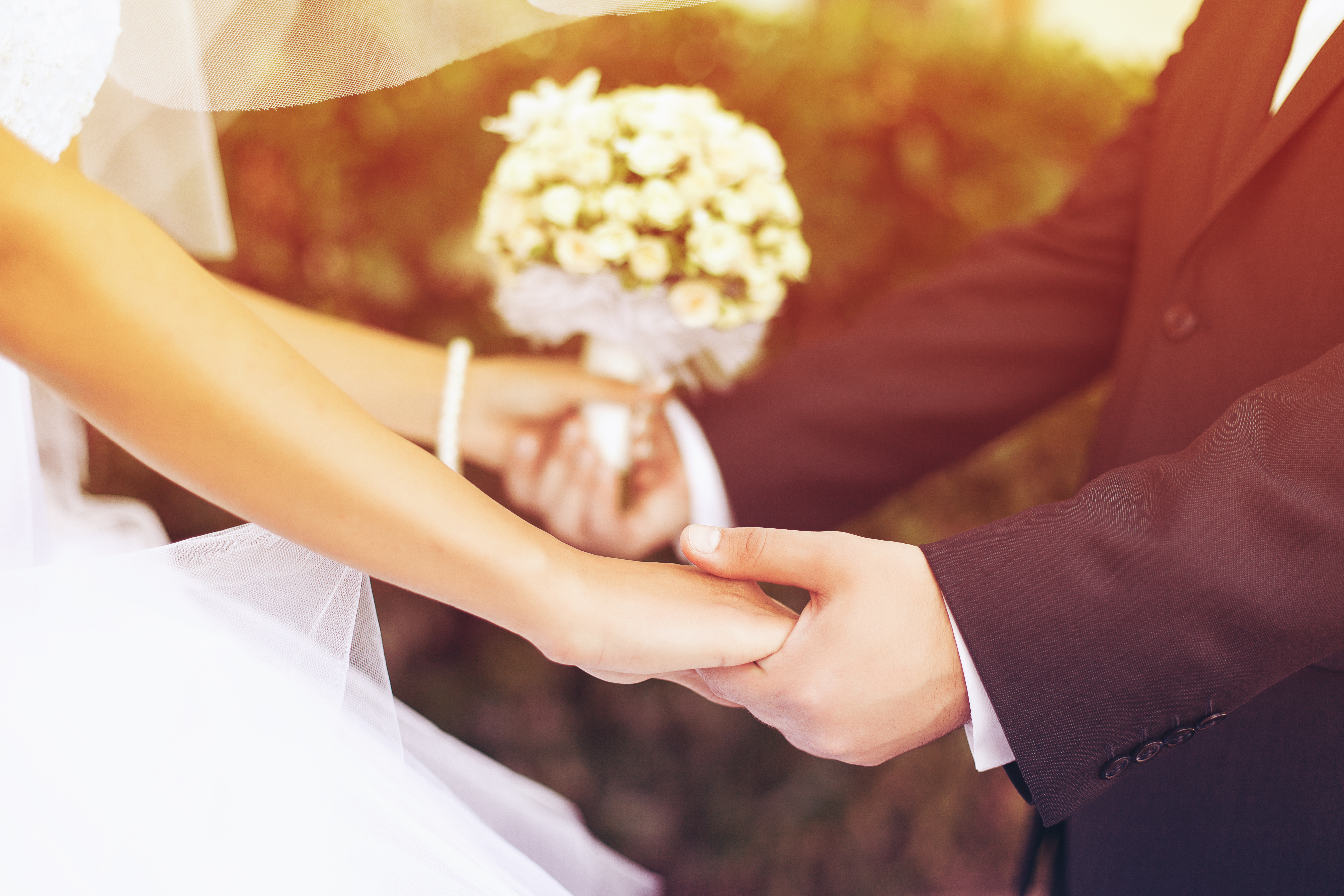 Novios de la mano | Foto: Shutterstock