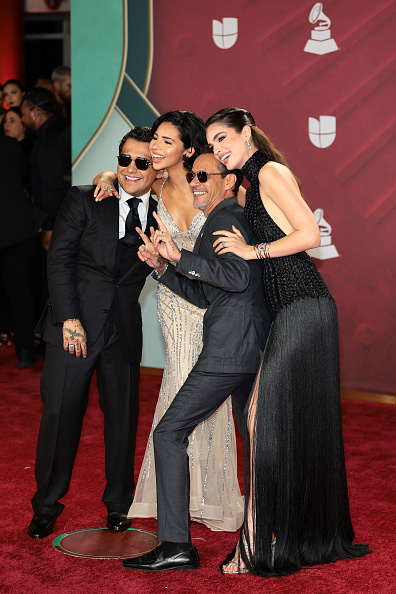 De izq. a der.: Christian Nodal, Ángela Aguilar, Marc Anthony y Nadia Ferreira asisten a la 25.ª edición de los Latin Grammy Awards en el Kaseya Center el 14 de noviembre de 2024 en Miami, Florida | Fuente: Getty Images