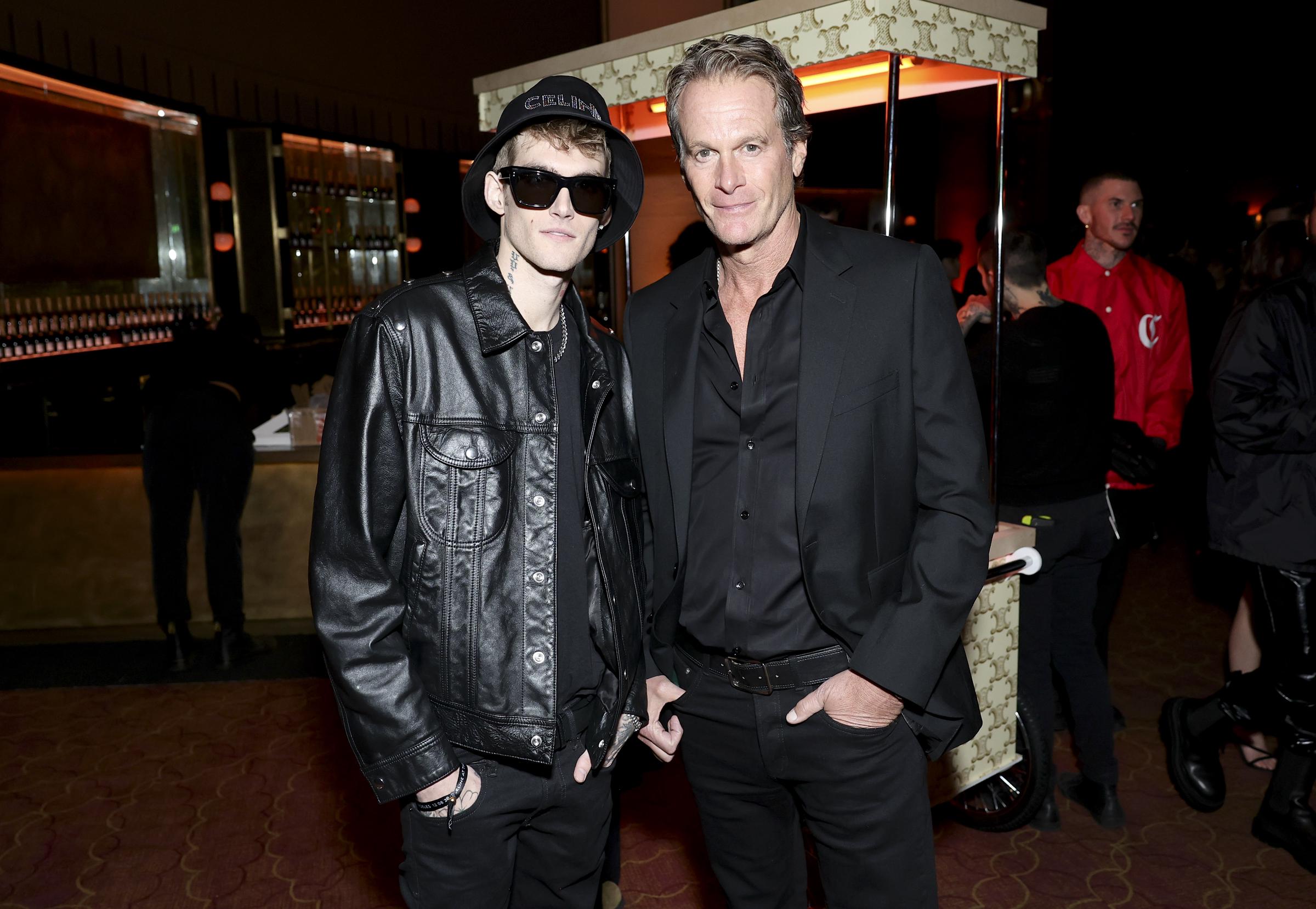 Presley Walker Gerber estuvo junto a su padre, Rande Gerber, en el desfile de Celine celebrado en The Wiltern el 8 de diciembre de 2022, en Los Ángeles, California. | Fuente: Getty Images