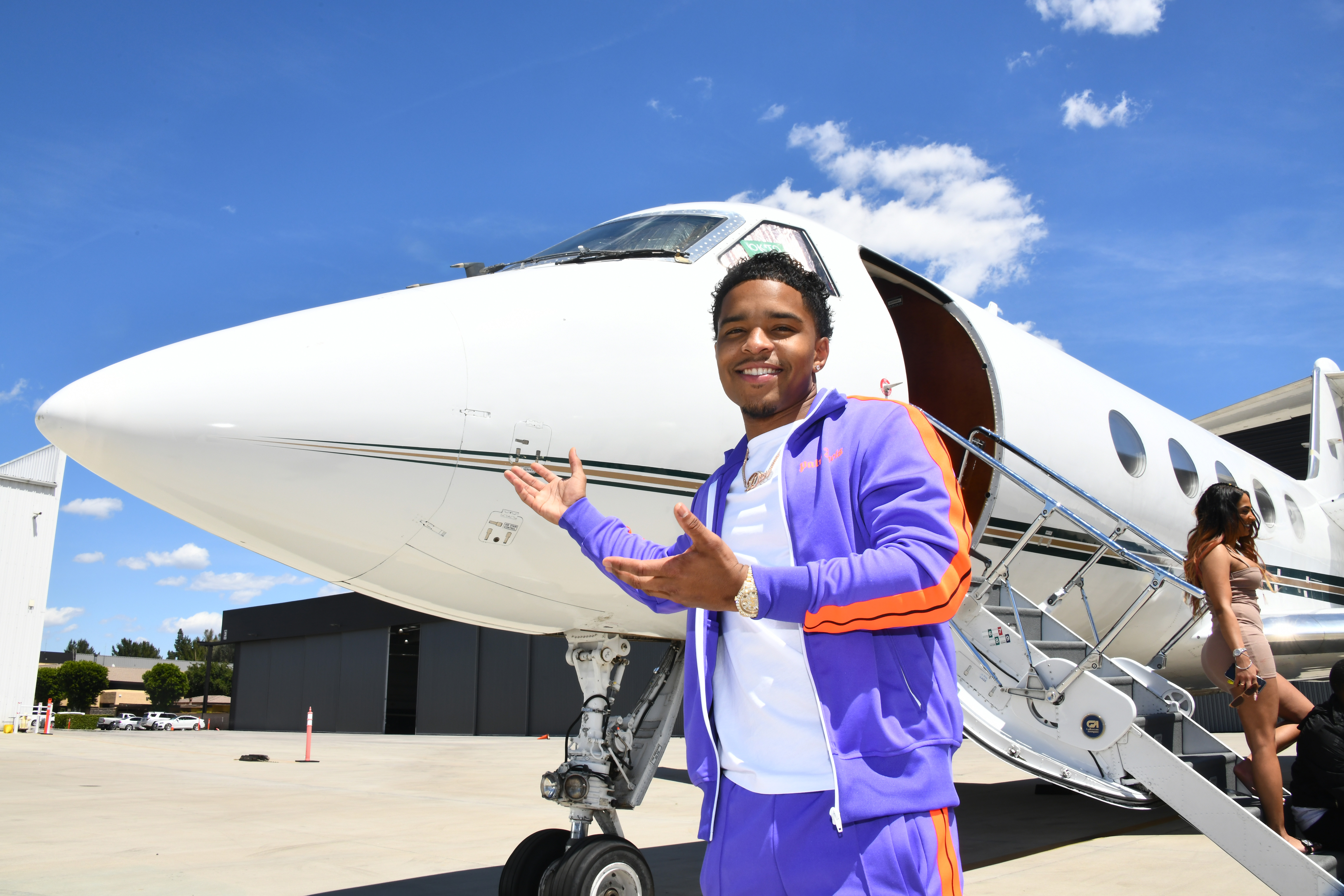 Justin Combs fotografiado delante de un jet privado el 12 de abril de 2019, en Van Nuys, California. | Fuente: Getty Images