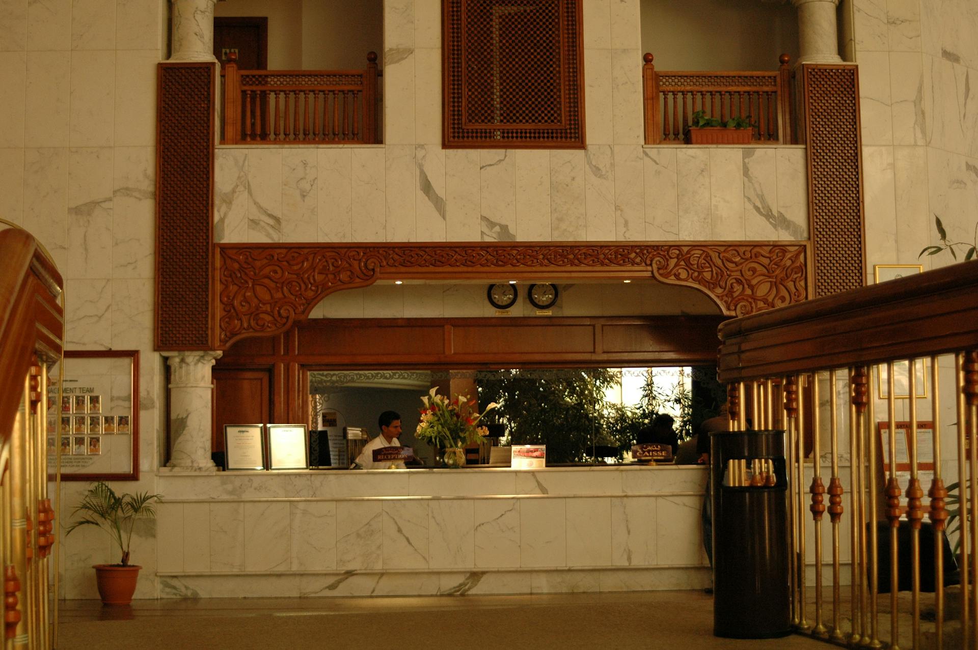 El mostrador de recepción en el vestíbulo de un hotel | Fuente: Pexels