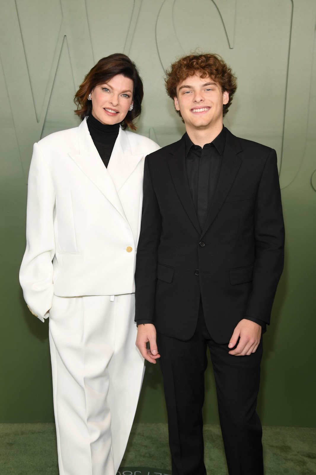 Linda Evangelista y su hijo Augustin posaron juntos en los WSJ. Magazine 2024 Innovator Awards, captando un raro momento público mientras la orgullosa mamá celebraba con su "gemelo" de 18 años | Fuente: Getty Images