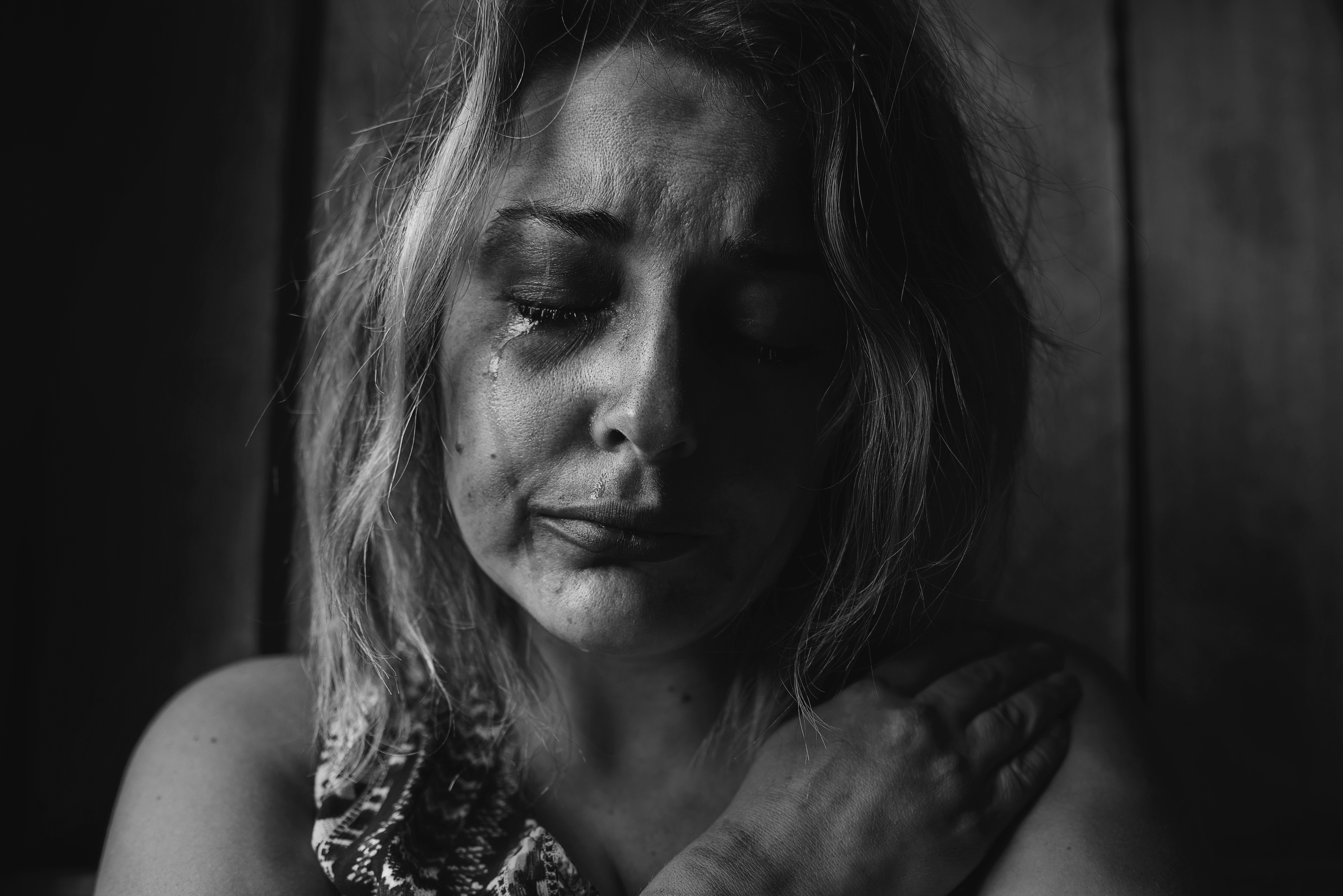 Una mujer afligida con su rosrto lleno de lágrimas. | Foto: Pexels
