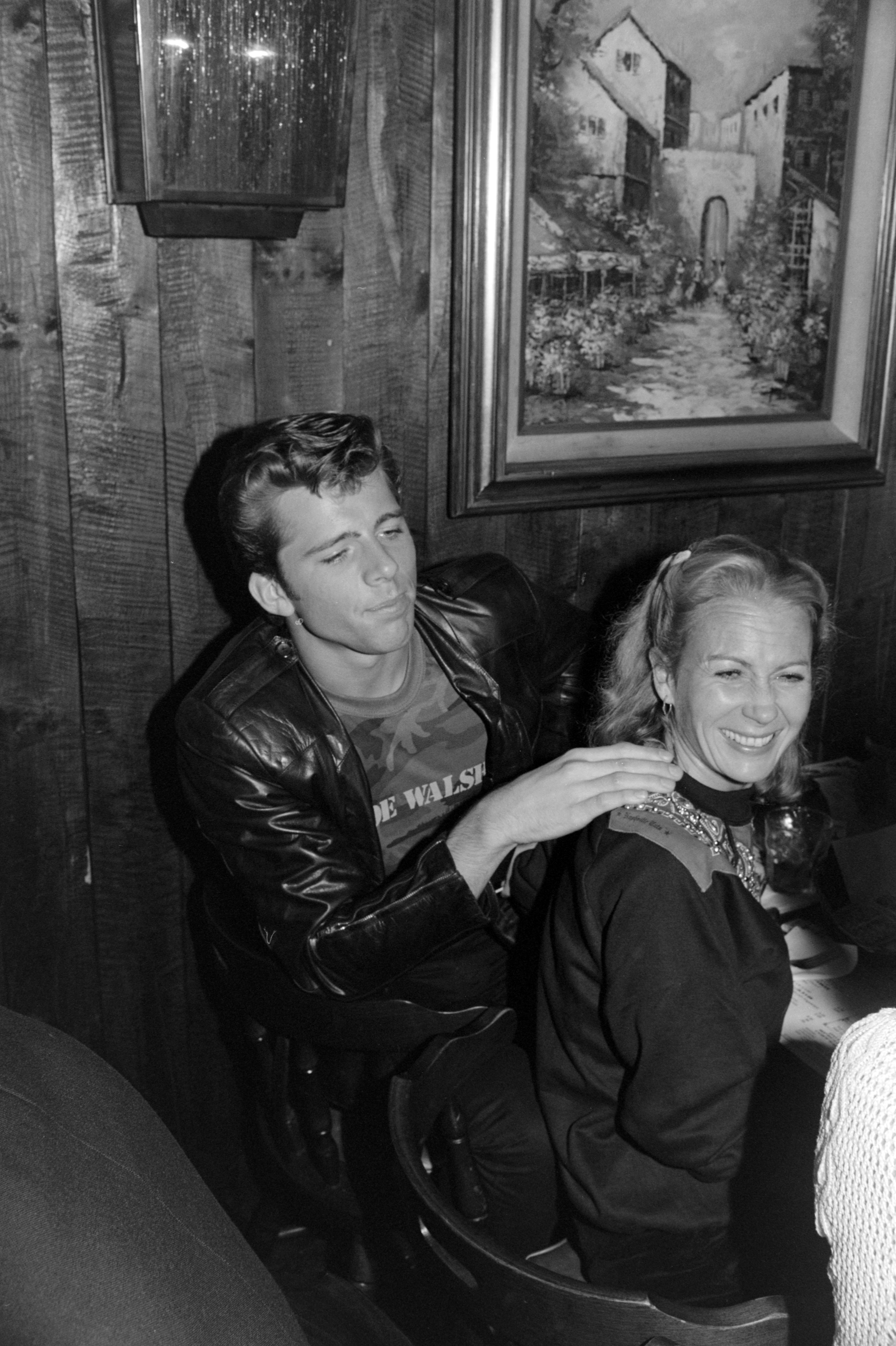 Maxwell Caulfield y Juliet Mills cenan en un restaurante Tony Roma's el 17 de noviembre de 1981, en Los Ángeles, California. | Fuente: Getty Images