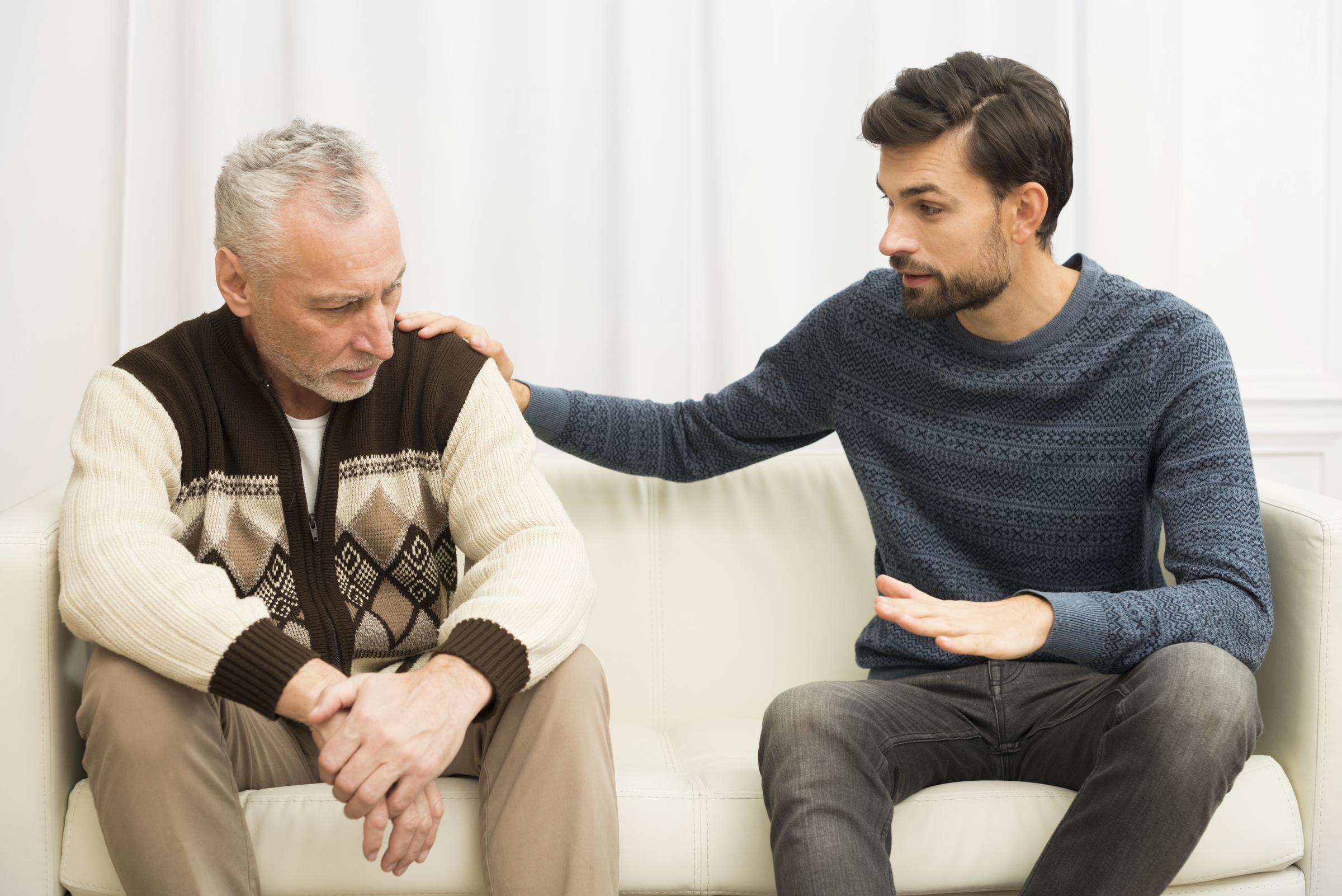 Un joven hablando con un hombre mayor | Fuente: Freepik