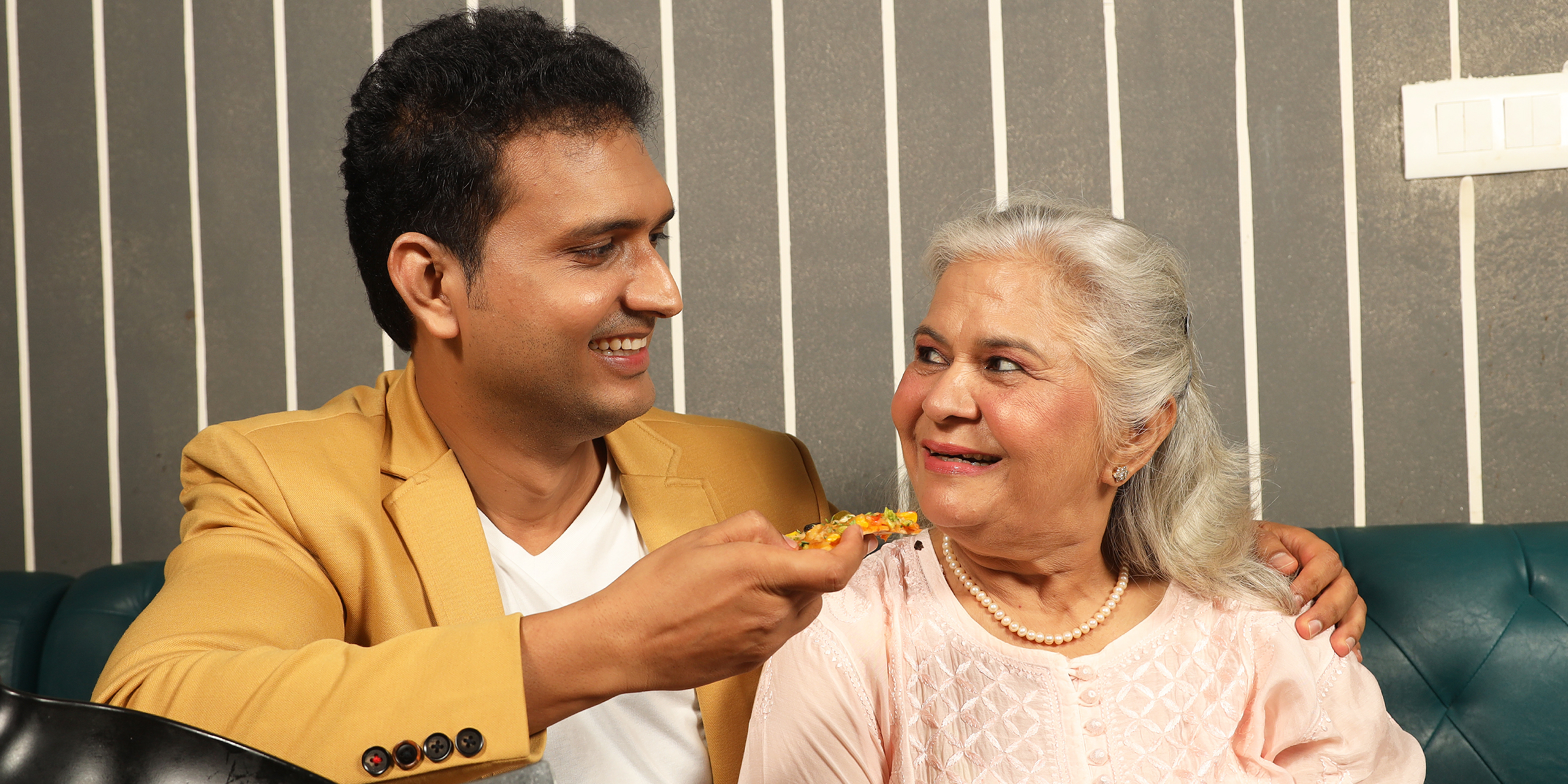 Madre e hijo comiendo pizza | Fuente: Shutterstock