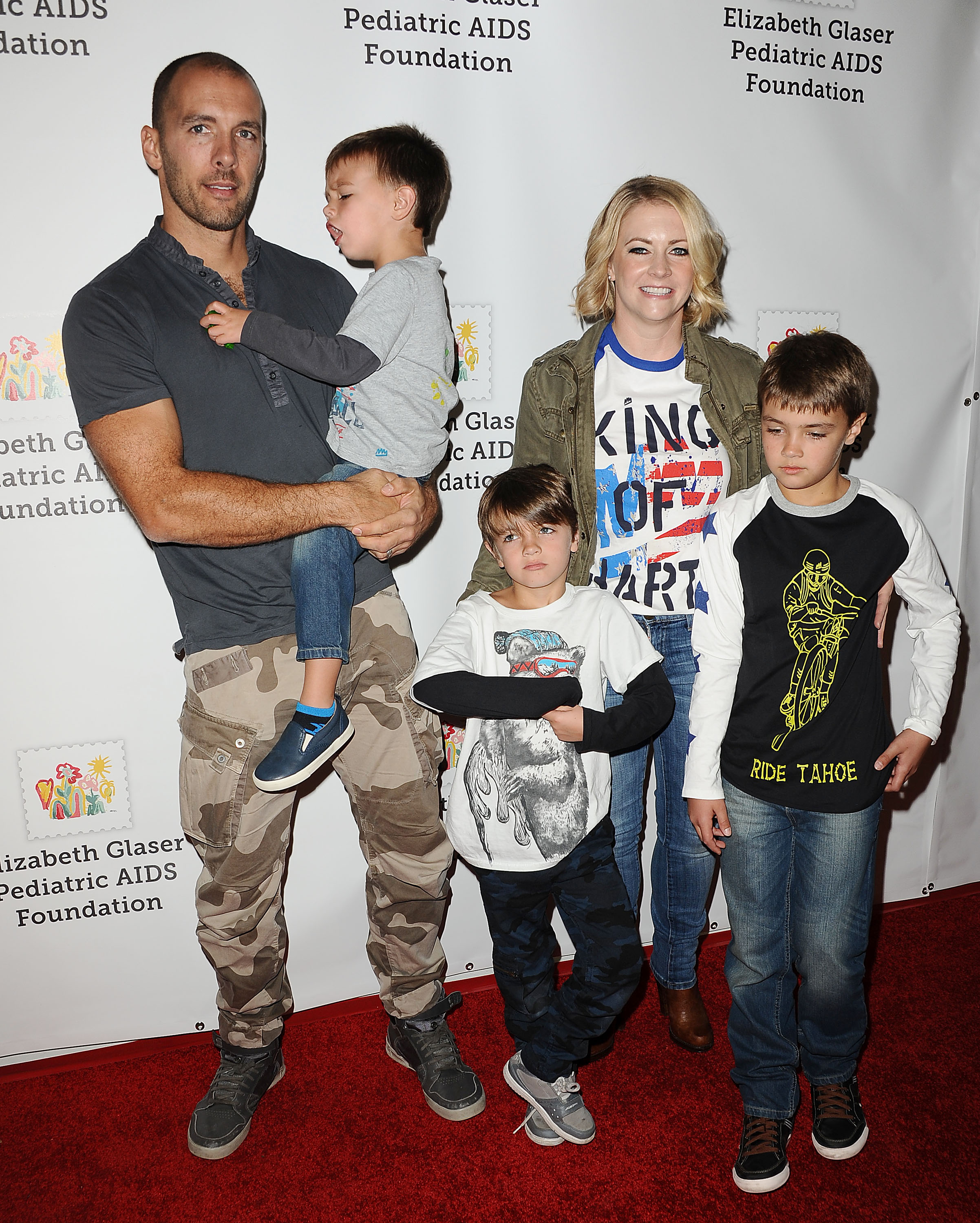 Mark Wilkerson y Melissa Joan Hart con sus hijos Braydon, Mason y Tucker asisten al 26º festival familiar A Time For Heroes de la Elizabeth Glaser Pediatric AIDS Foundation el 25 de octubre de 2015 en Culver City, California. | Fuente: Getty Images