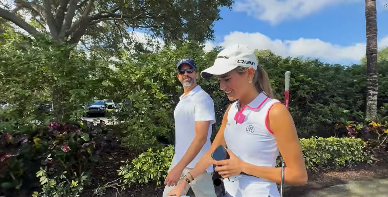 Kai Trump sonríe mientras pasea con su padre durante una visita a un campo de golf. Le dijo que esperaba volver a jugar a tiempo completo en julio, tras no haber podido cumplir su objetivo inicial de volver para su cumpleaños en mayo. | Fuente: YouTube/kaitrump