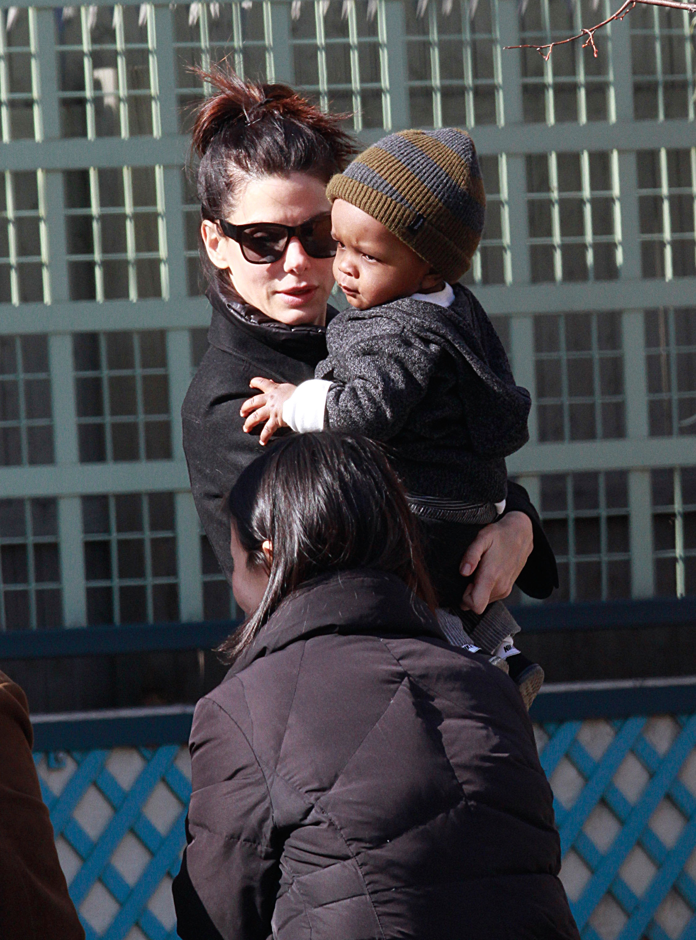La actriz y Louis en las calles de Manhattan el 20 de marzo de 2011, en Nueva York | Fuente: Getty Images