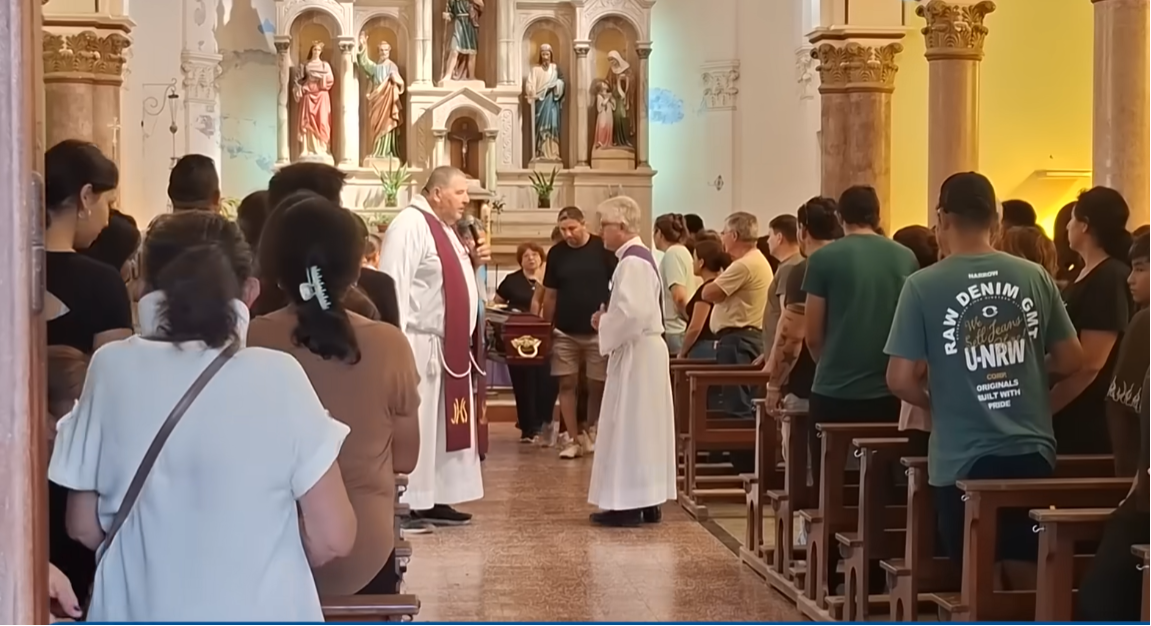 Familia y allegados reunidos en la iglesia mientras trasladan el féretro de Ian Cabrera | Fuente: YouTube/Cadena 3 Argentina