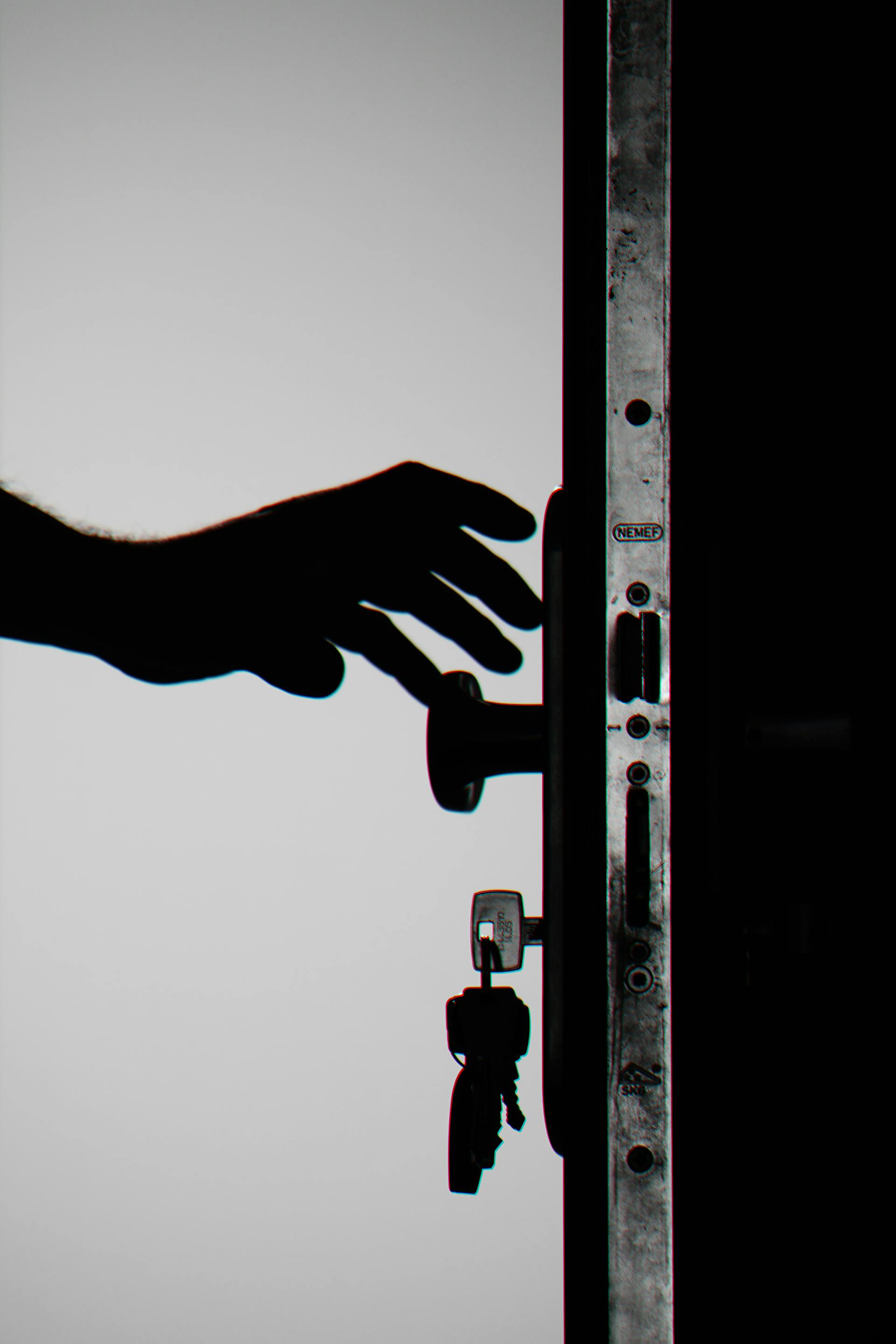 Una persona alcanzando la puerta | Fuente: Pexels