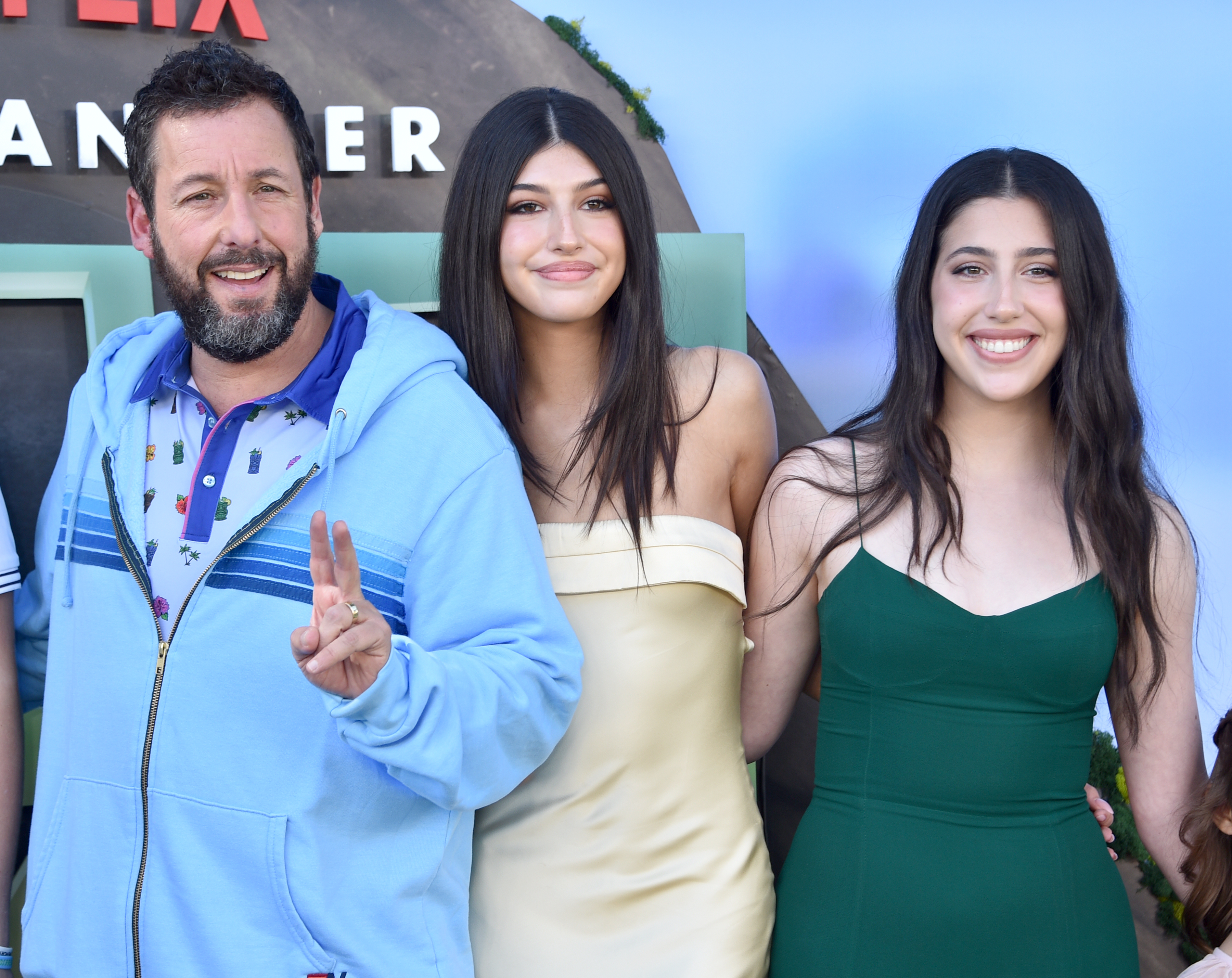 Adam Sandler, junto a sus hijas Sunny y Sadie Sandler, asiste al estreno de "Leo" de Netflix el 19 de noviembre de 2023 | Fuente: Getty Images