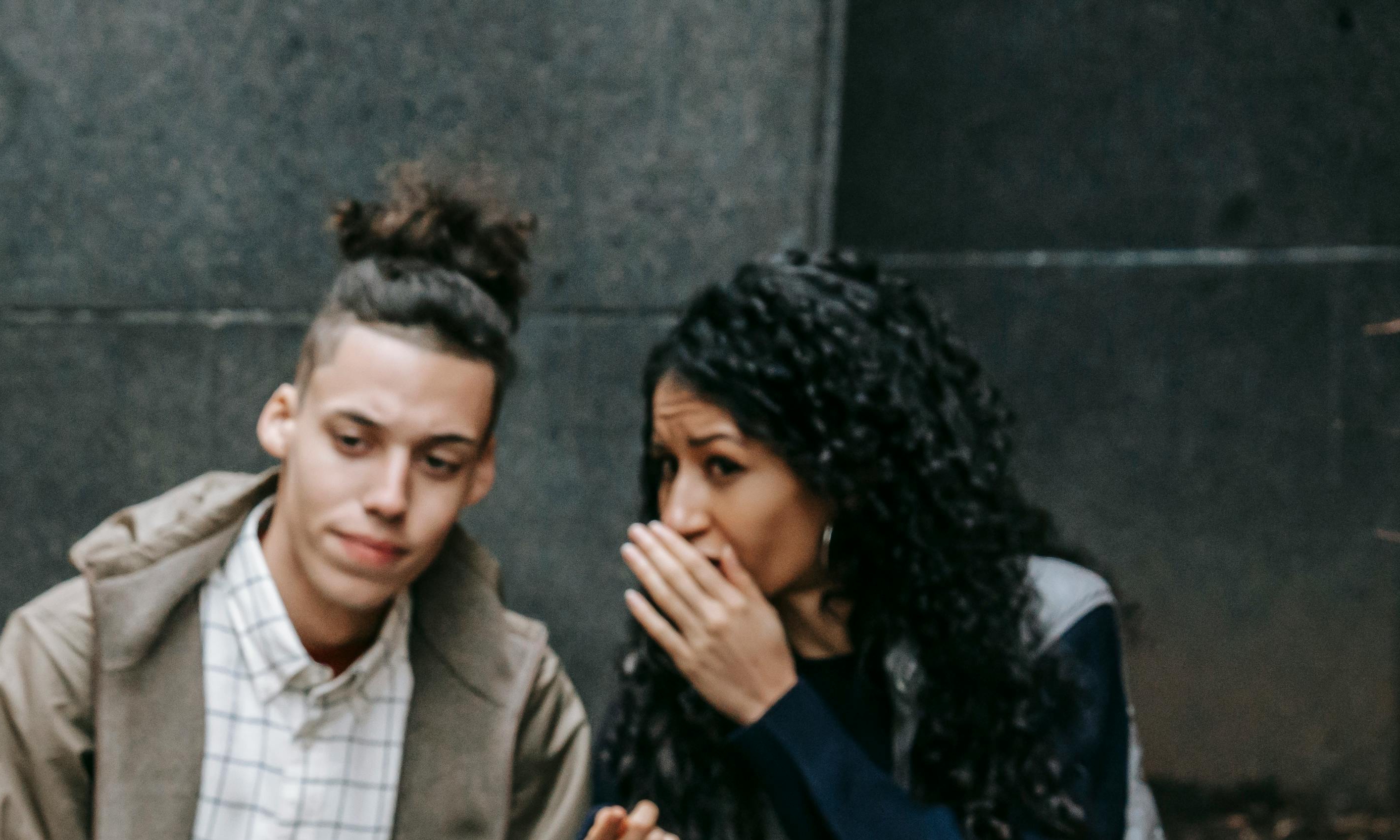 Vecinos reunidos en la calle, cuchicheando y tomando partido | Fuente: Pexels