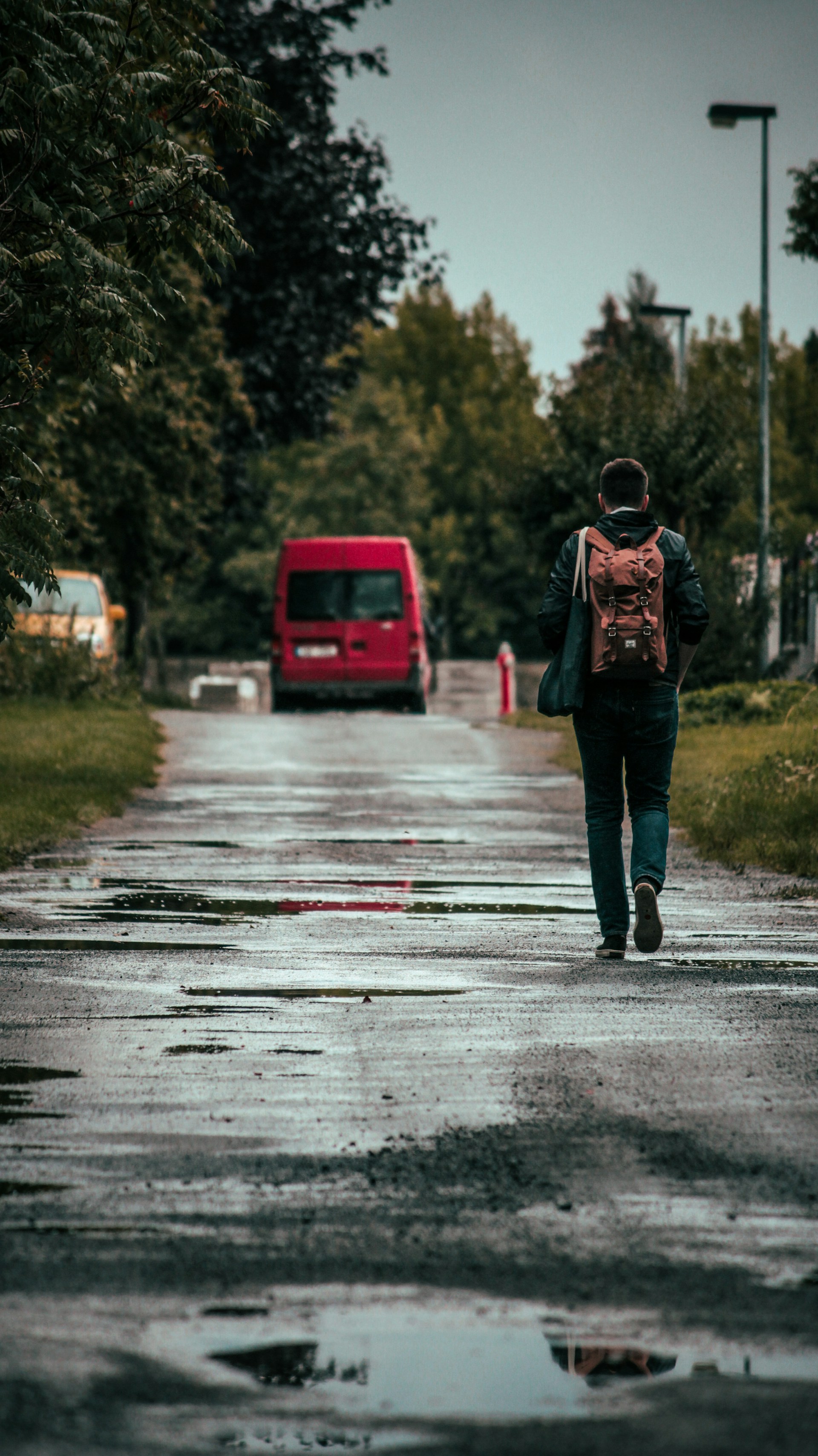 Un hombre caminando por la carretera | Fuente: Unsplash