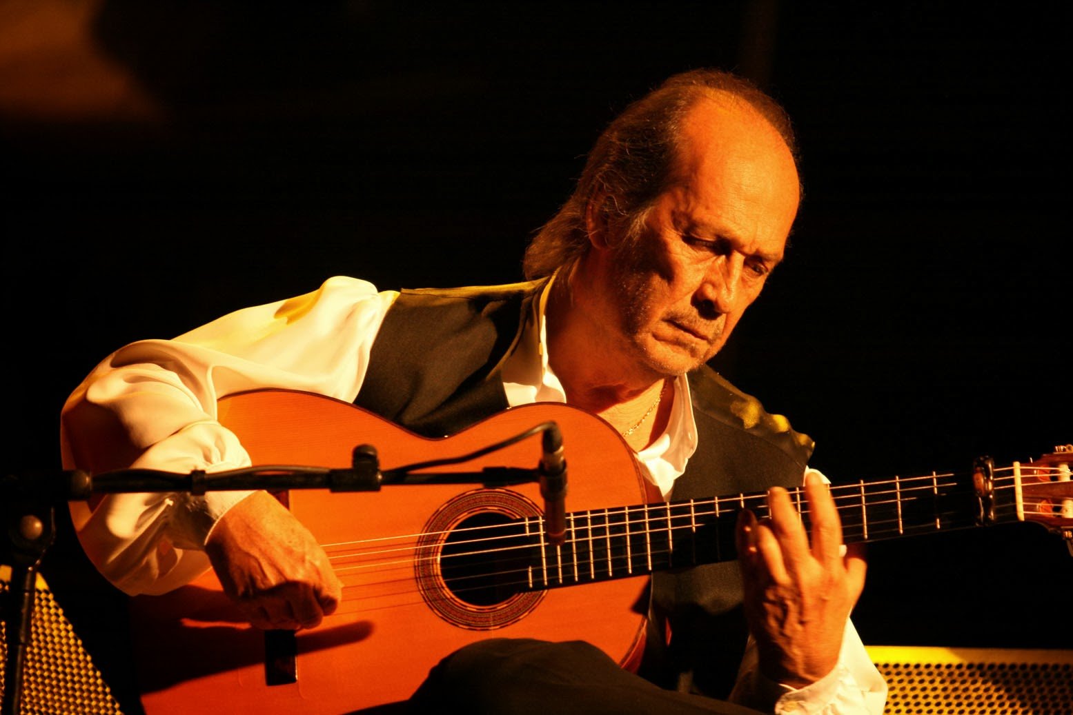 Paco de Lucía en concierto en Azerbaiján en 2016. | Foto: JavidBaku, Paco de Lucia Vitoria 1, CC BY-SA 4.0, Wikimedia Commons Images