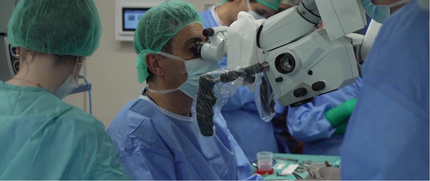 El equipo médico del Hospital Vall d'Hebron en Barcelona durante la cirugía de Carme. | Fuente: YouTube/LibertadDigital