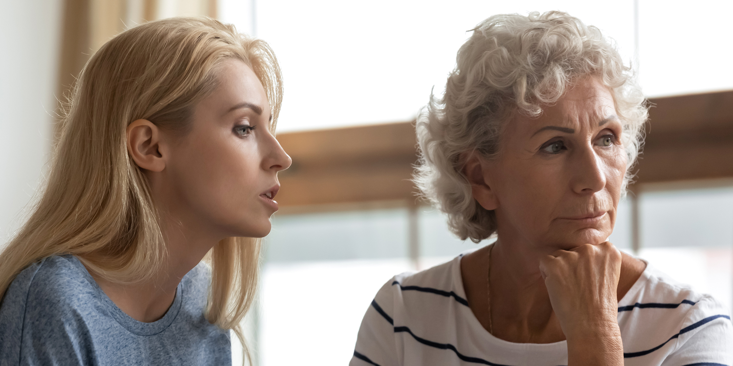 Una mujer joven y una mayor. | Fuente: Shutterstock