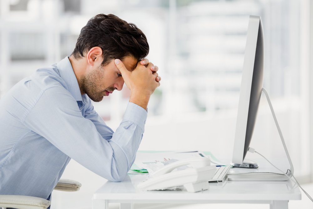 Oficinista estresado. | Foto: Shutterstock