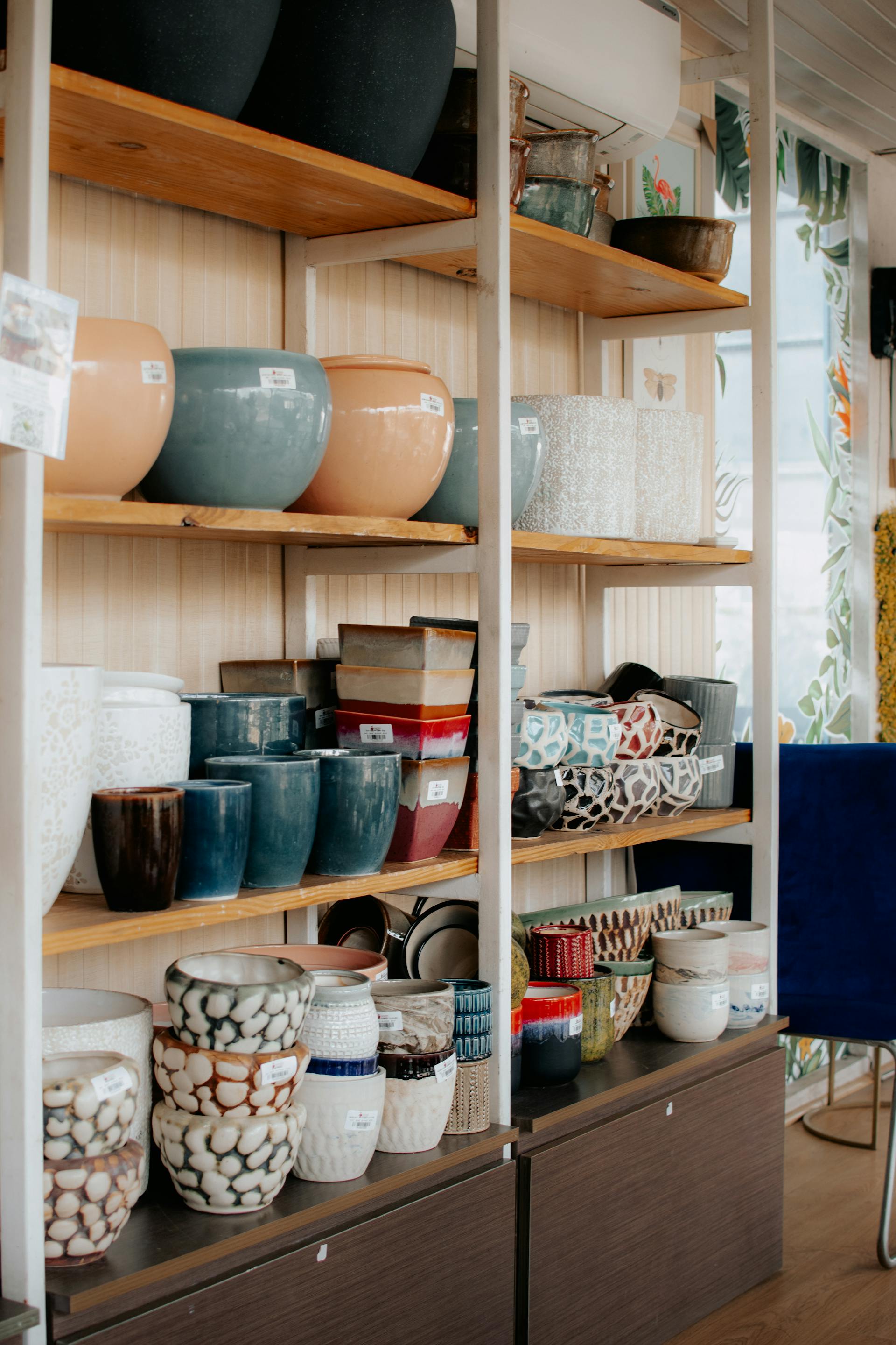 Cerámica expuesta en una tienda | Fuente: Pexels