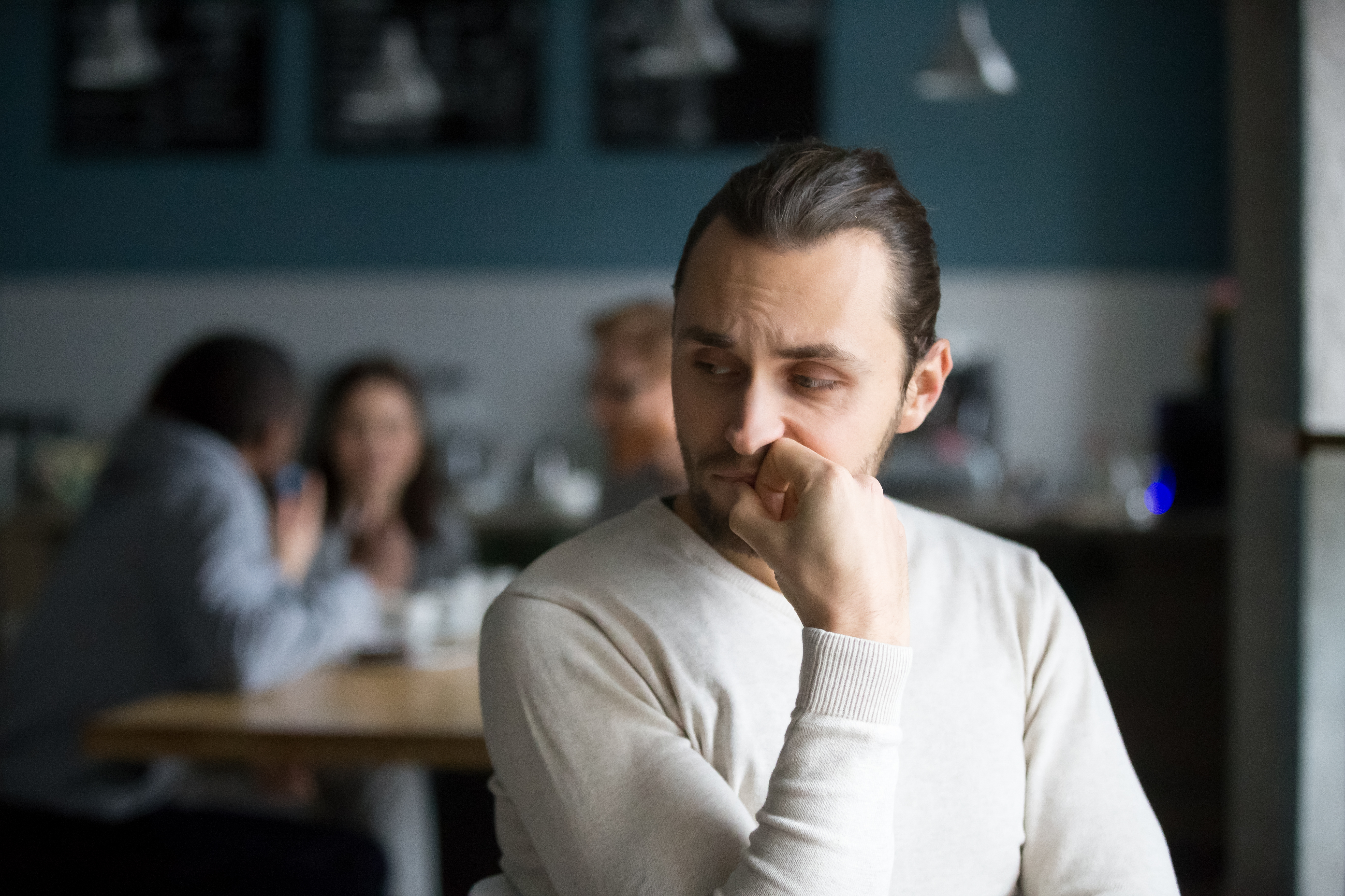 Un hombre enfadado en un restaurante | Fuente: Shutterstock