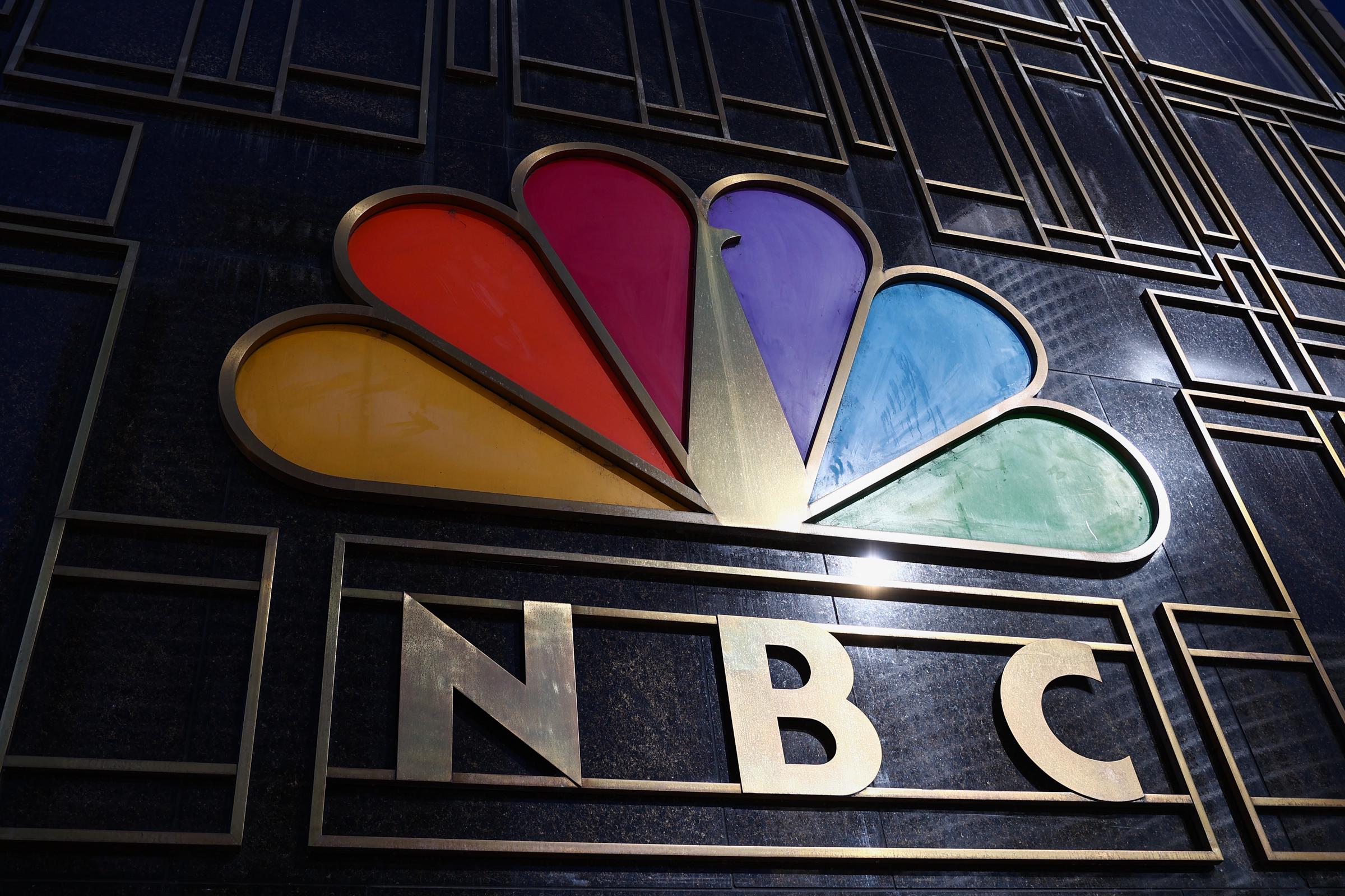 El logotipo de la NBC en Chicago, Illinois, el 19 de octubre de 2022. | Fuente: Getty Images