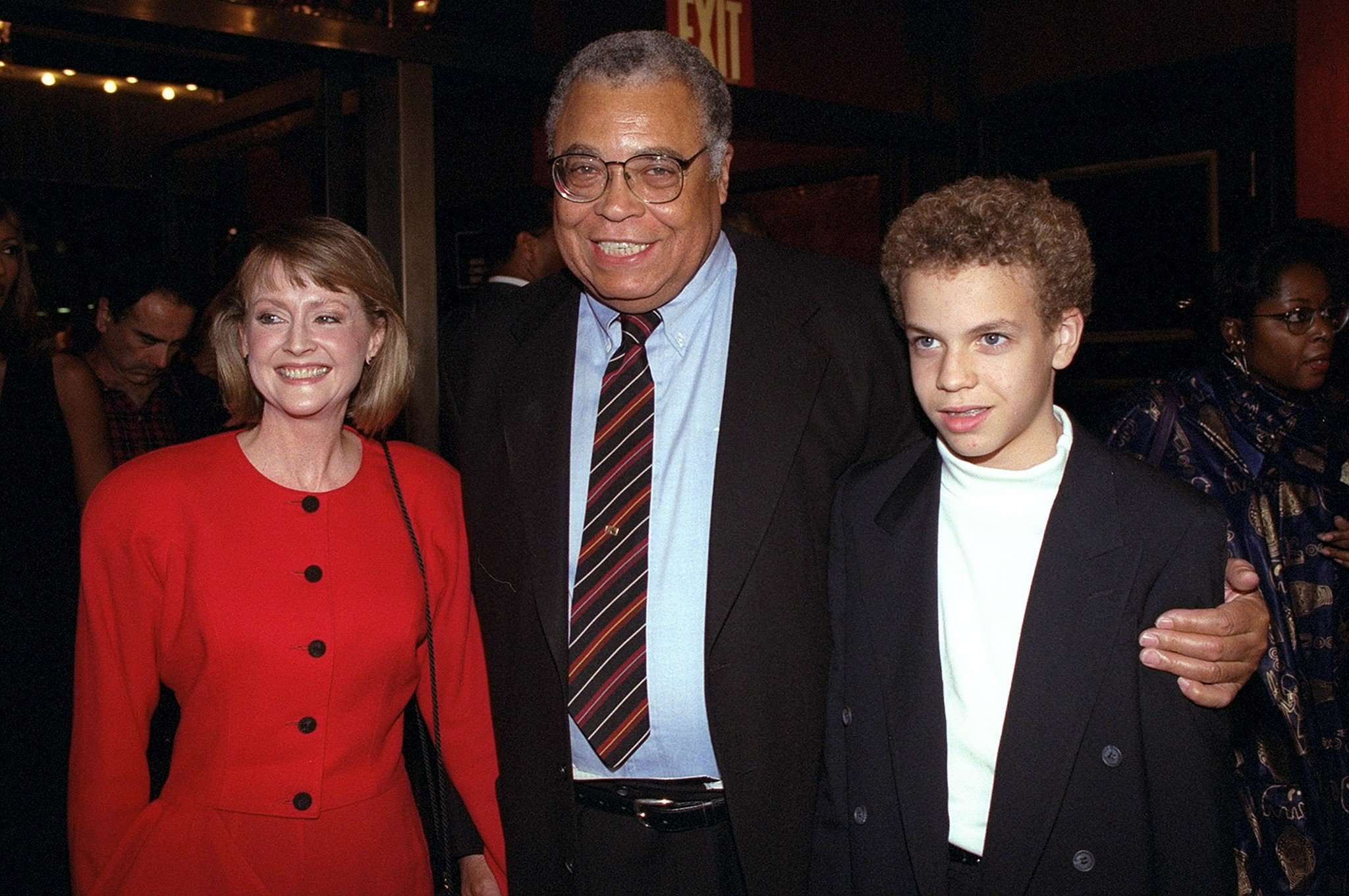 James Earl Jones, su esposa Cecilia y su hijo Flynn llegan al Teatro Ziegfeld para el estreno mundial de ''Cry, The Beloved Country'' el 24 de octubre de 1995 | Fuente: Getty Images