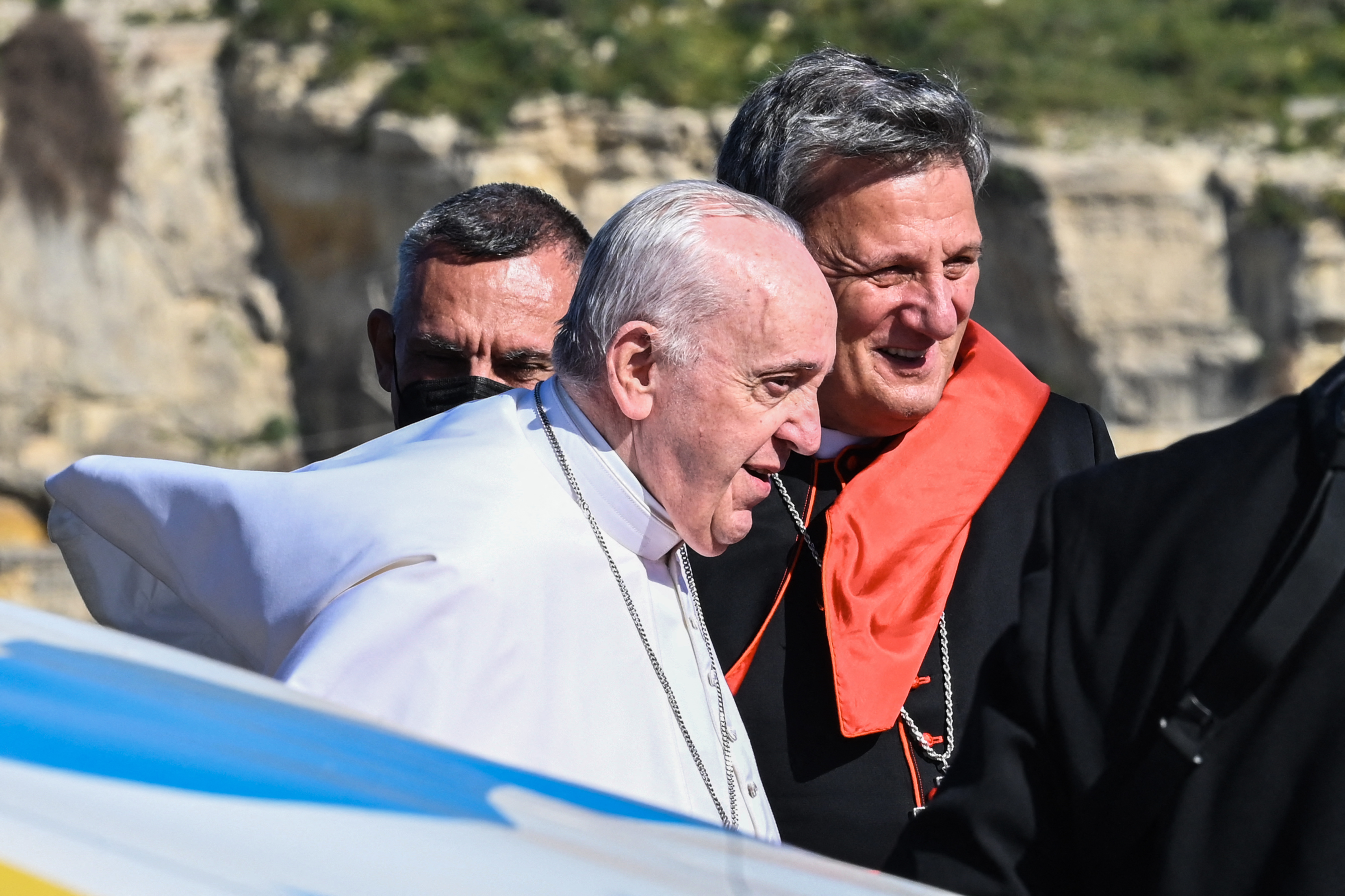 El papa Francisco y el cardenal Mario Grech suben a un transbordador en el puerto de La Valeta el 2 de abril de 2022, en dirección a la isla de Gozo, en el primer día de su viaje de dos días. | Fuente: Getty Images