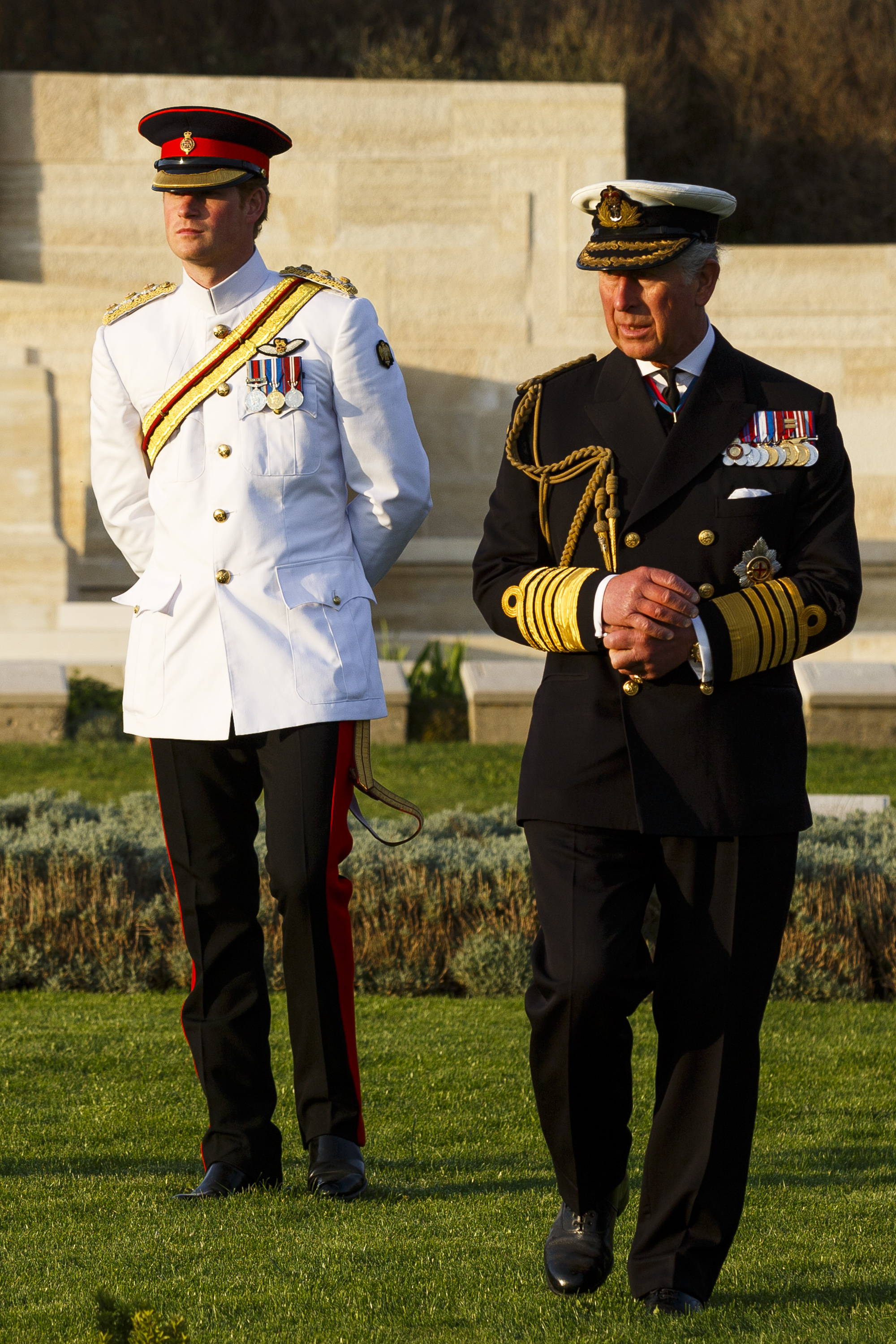 El príncipe Charles, príncipe de Gales y el príncipe Harry visitan el cementerio de V Beach en Seddulbahir, Turquía, el 24 de abril de 2015. | Fuente: Getty Images