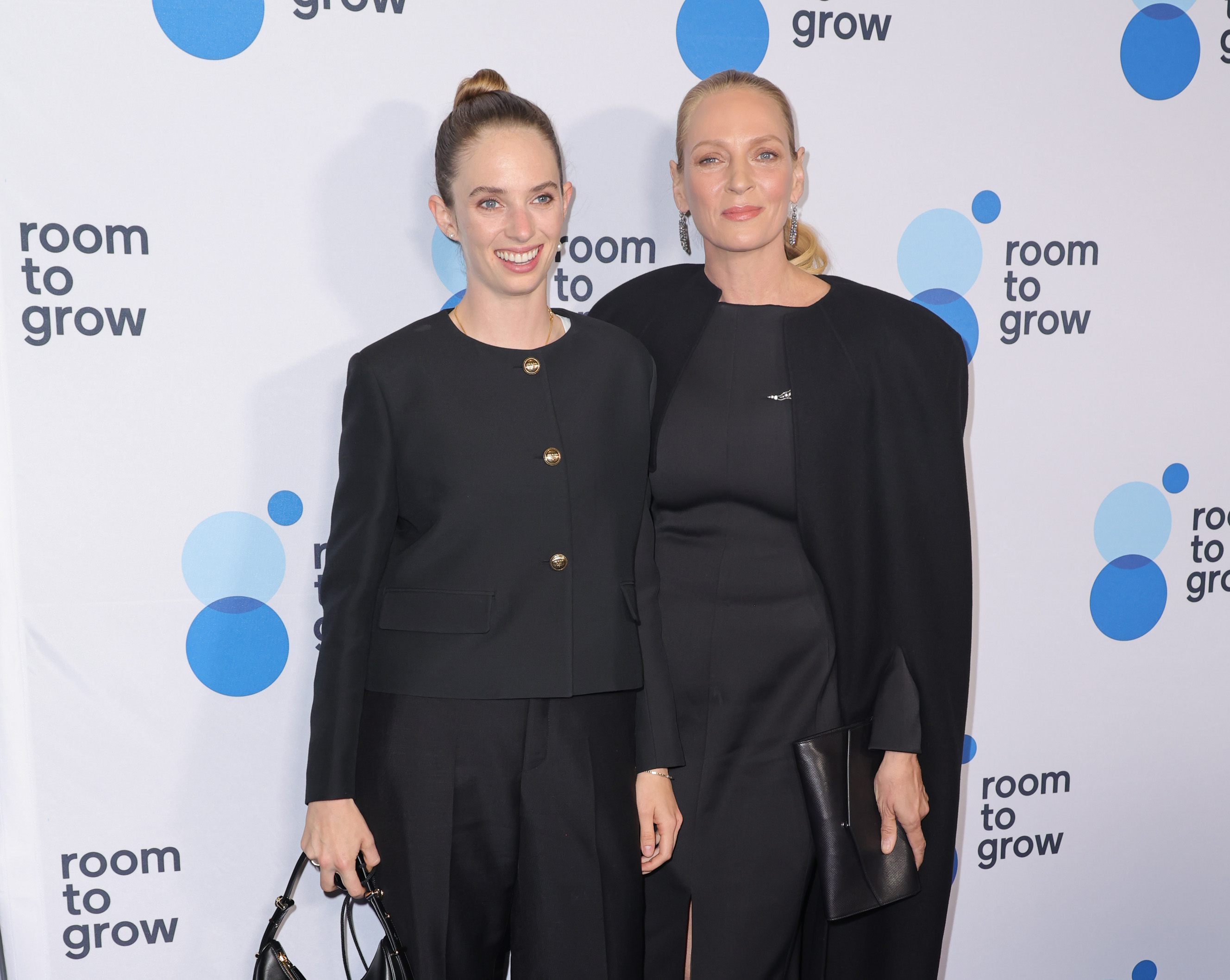 Maya Hawke y Uma Thurman asisten a la gala del 25 aniversario de Room To Grow el 25 de octubre de 2023 en Nueva York | Foto: Getty Images
