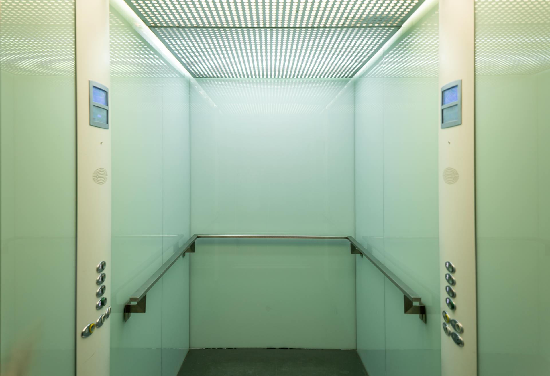 El interior de un ascensor | Fuente: Pexels
