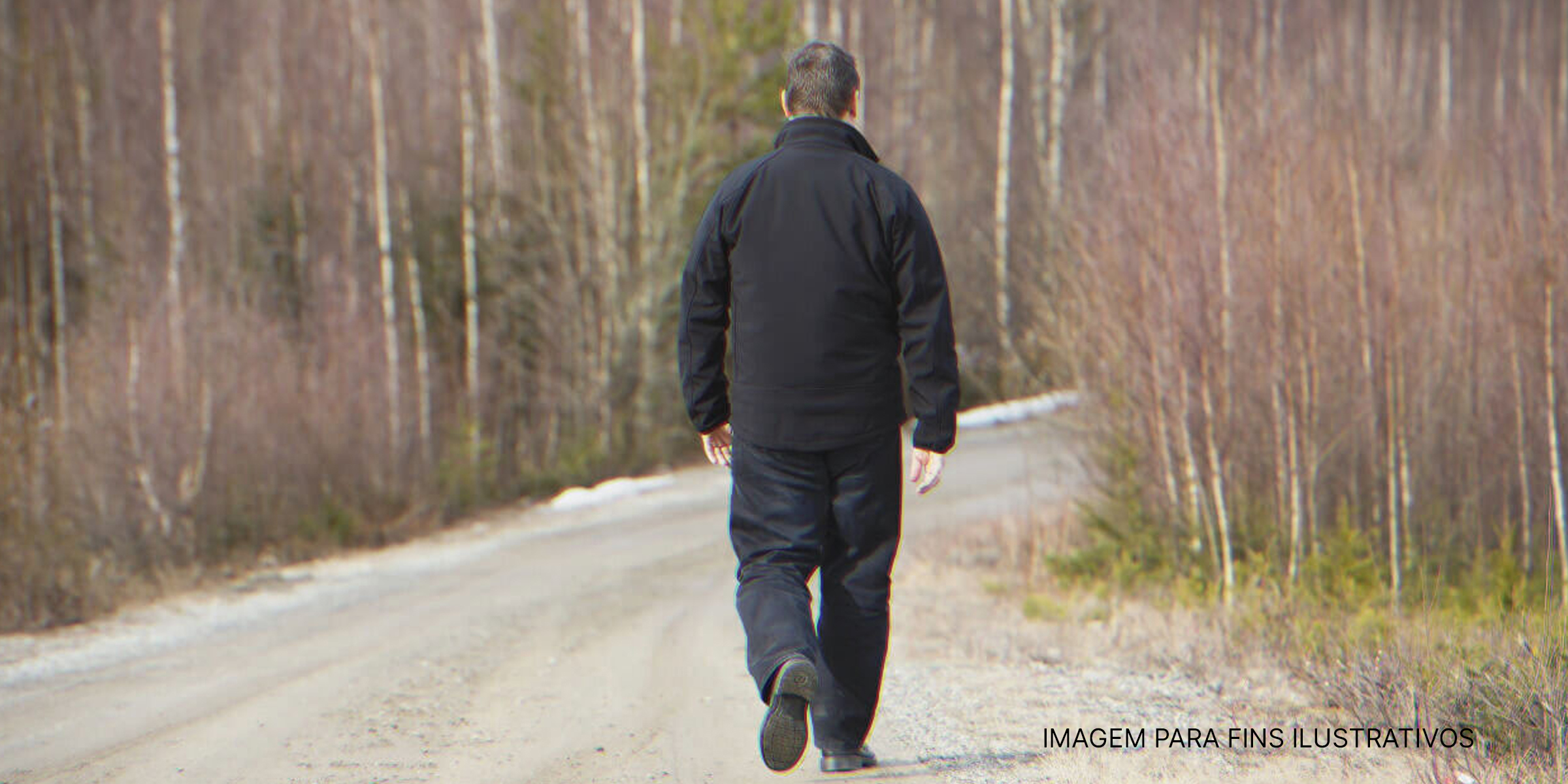 Homem em caminho na floresta. | Foto: Shutterstock