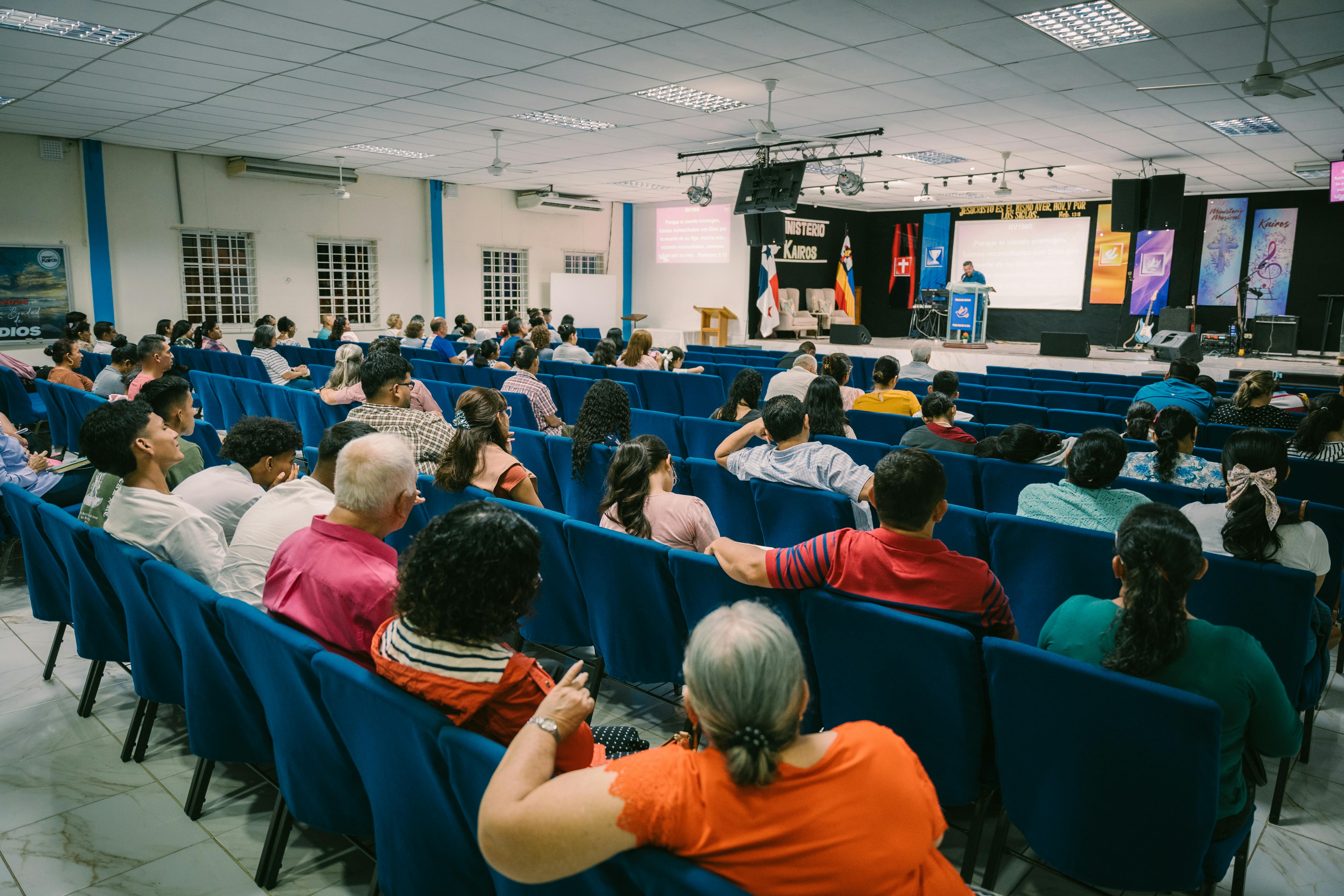 Harold y Margaret presentan sus historias en el escenario | Fuente: Pexels