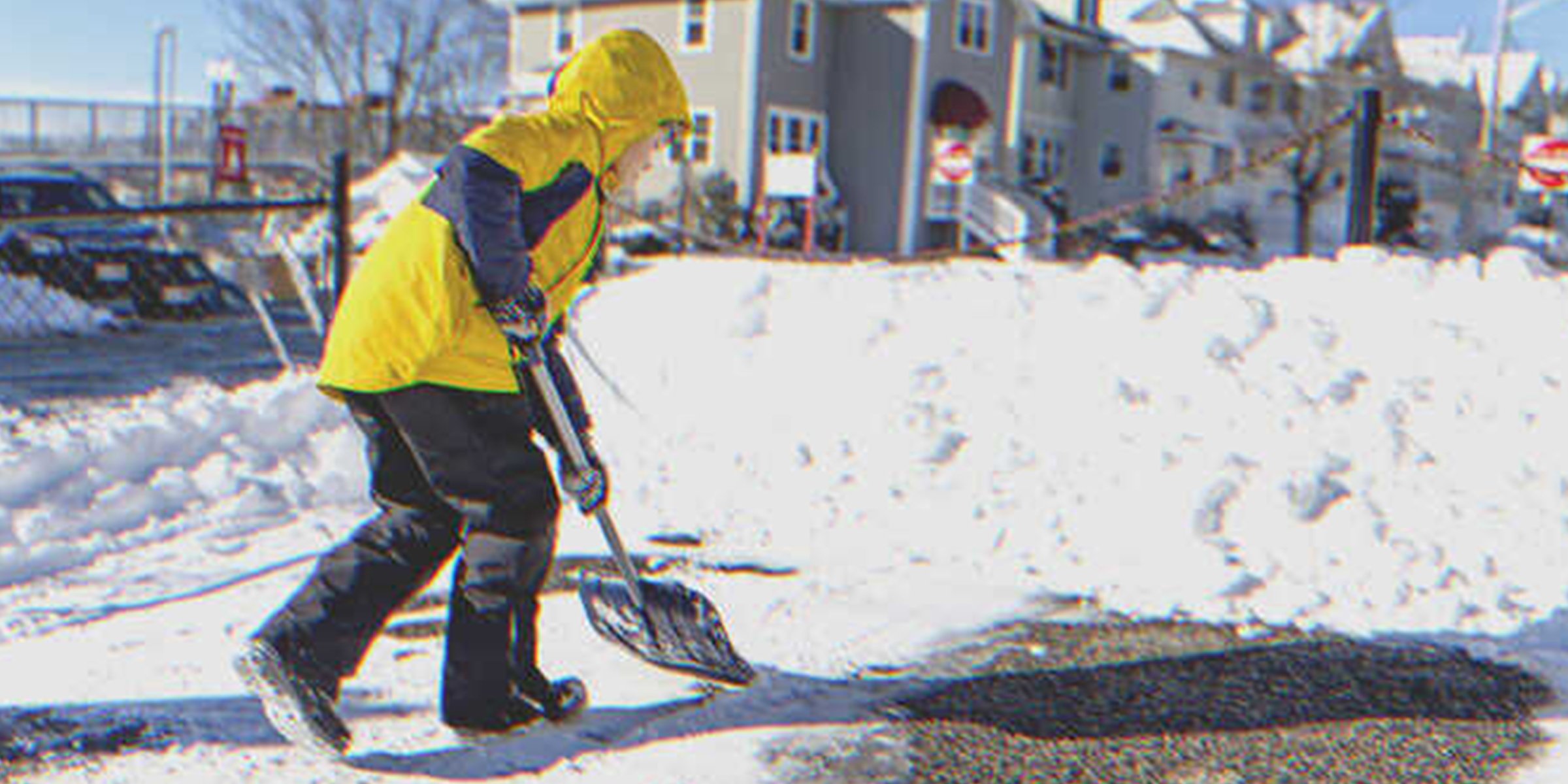 Un adolescente juntando la nieve | Foto: Shutterstock