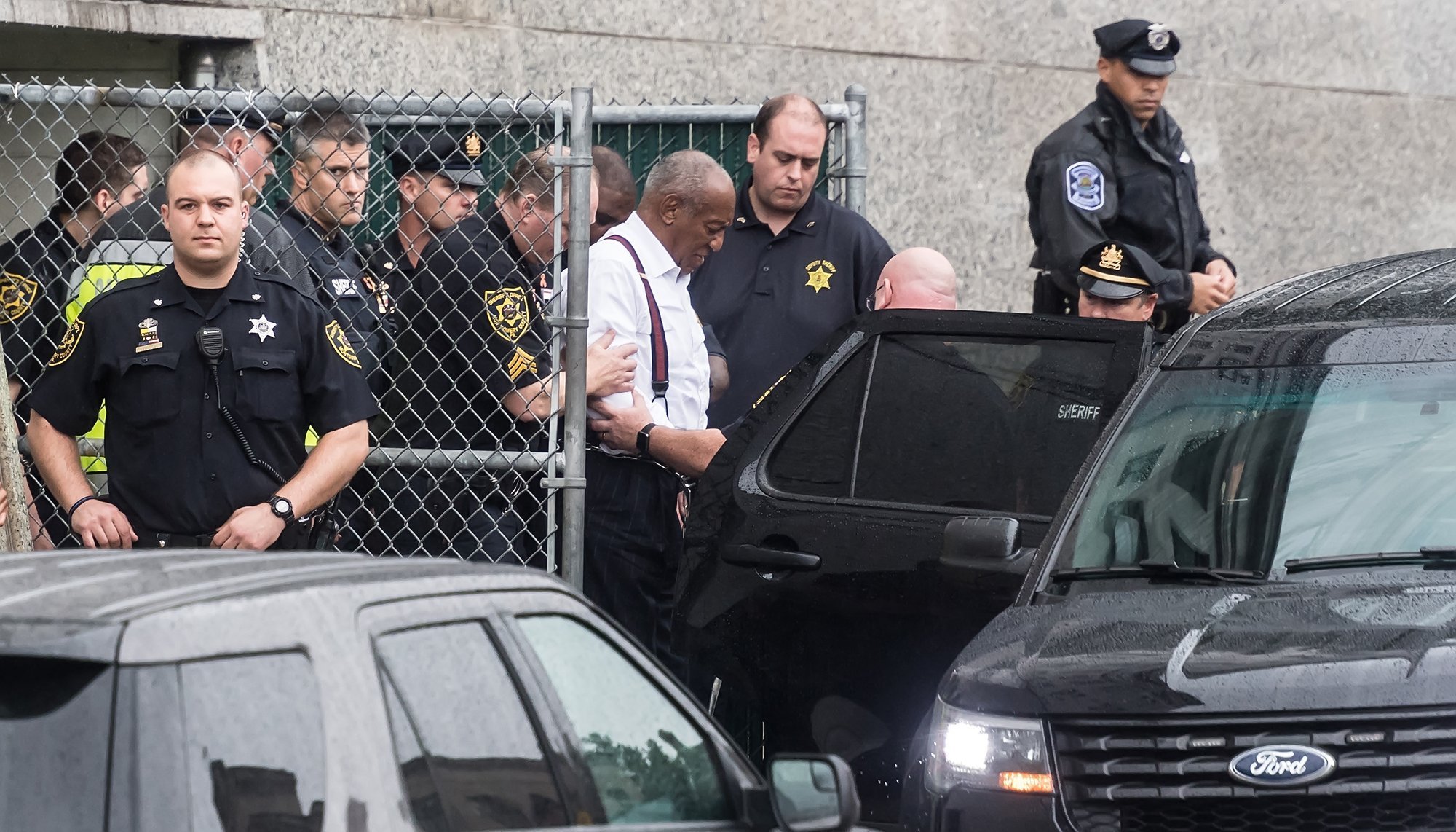Bill Cosby esposado fuera del palacio de justicia del condado de Montgomery | Foto: Getty Images