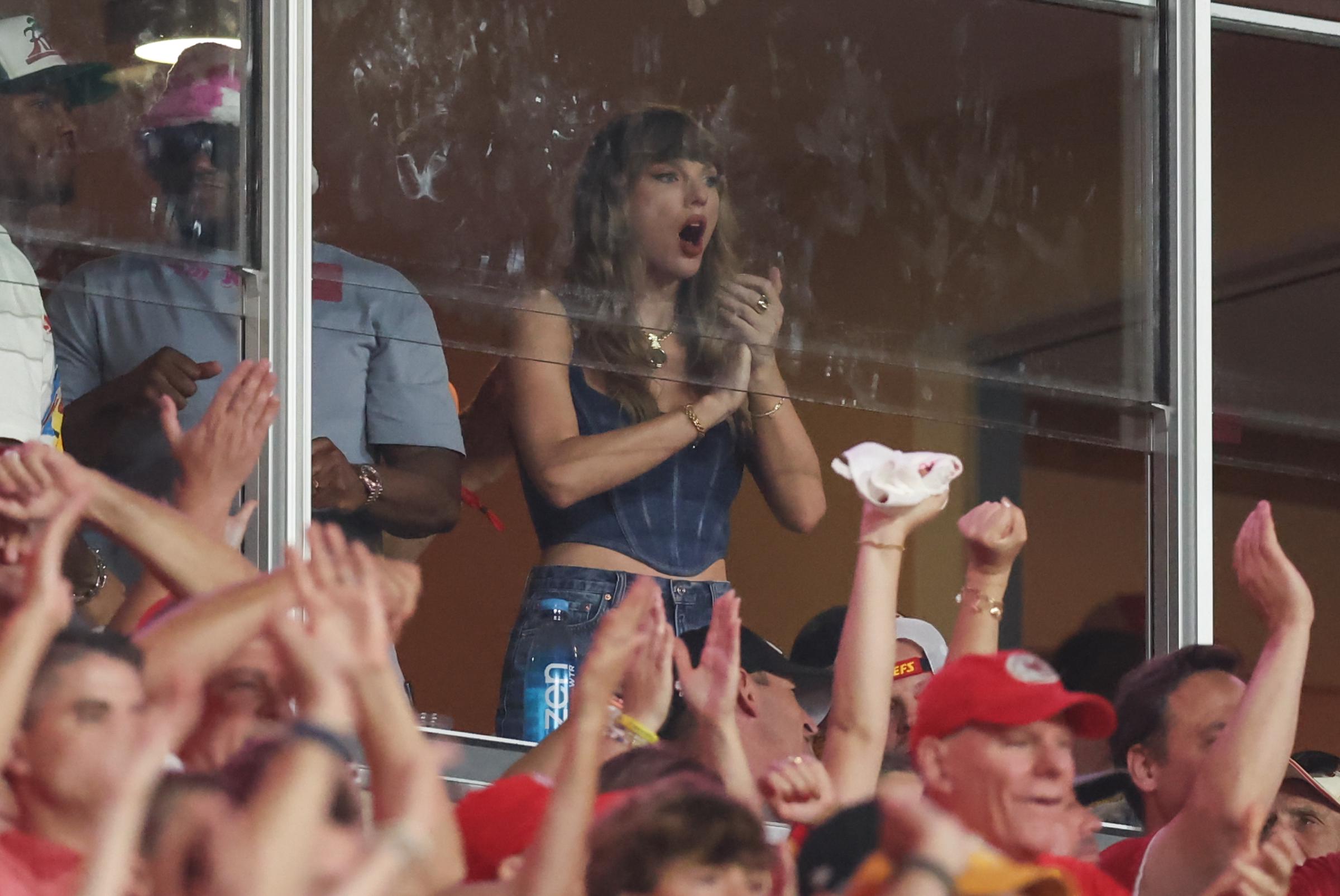 Taylor Swift viendo un partido de la NFL entre los Baltimore Ravens y los Kansas City Chiefs en Kansas City, Missouri, el 5 de septiembre de 2024 | Fuente: Getty Images