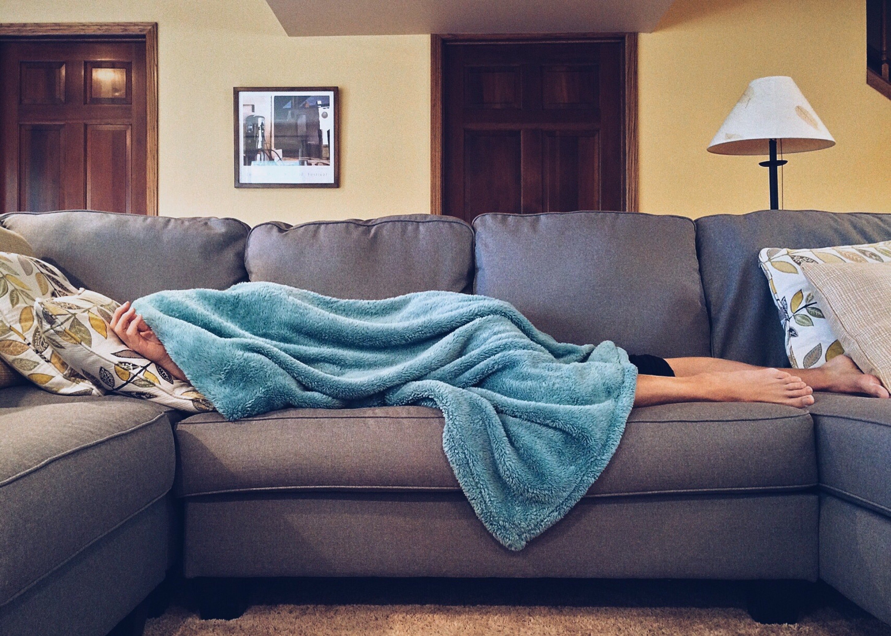 Mujer enferma en un sofá. | Foto: Pexels
