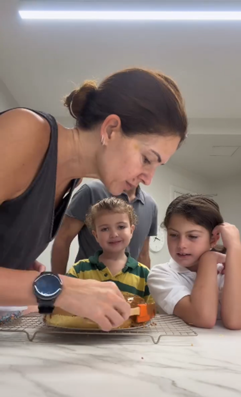 Isabel Macedo junto a sus hijas Julia y Belita, y su esposo, Juan Manuel Urtubey, preparando la torta de cumpleaños para su primogénita | Fuente: Instagram/isabelmacedophoto